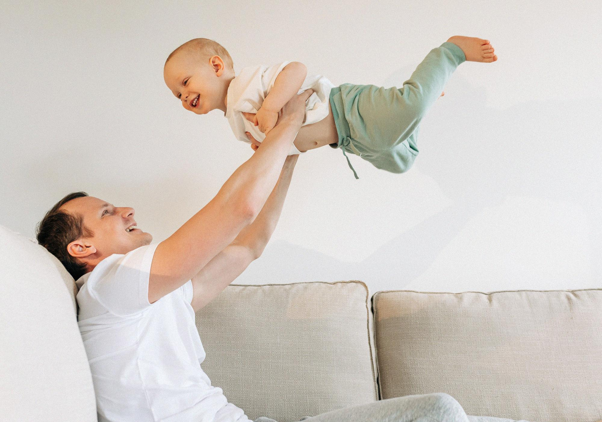 папа и сын дома. Прага