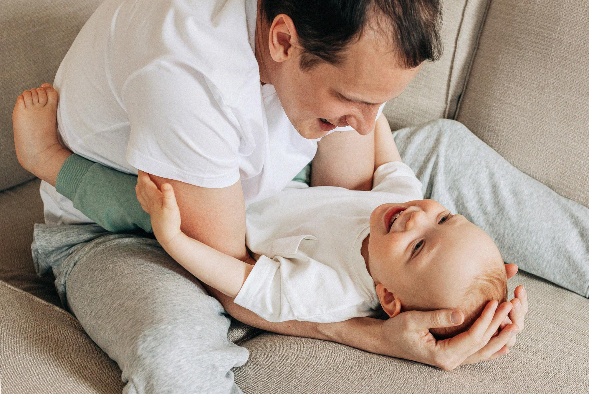 домашняя семейная фотосъёмка папы и сына в Праге