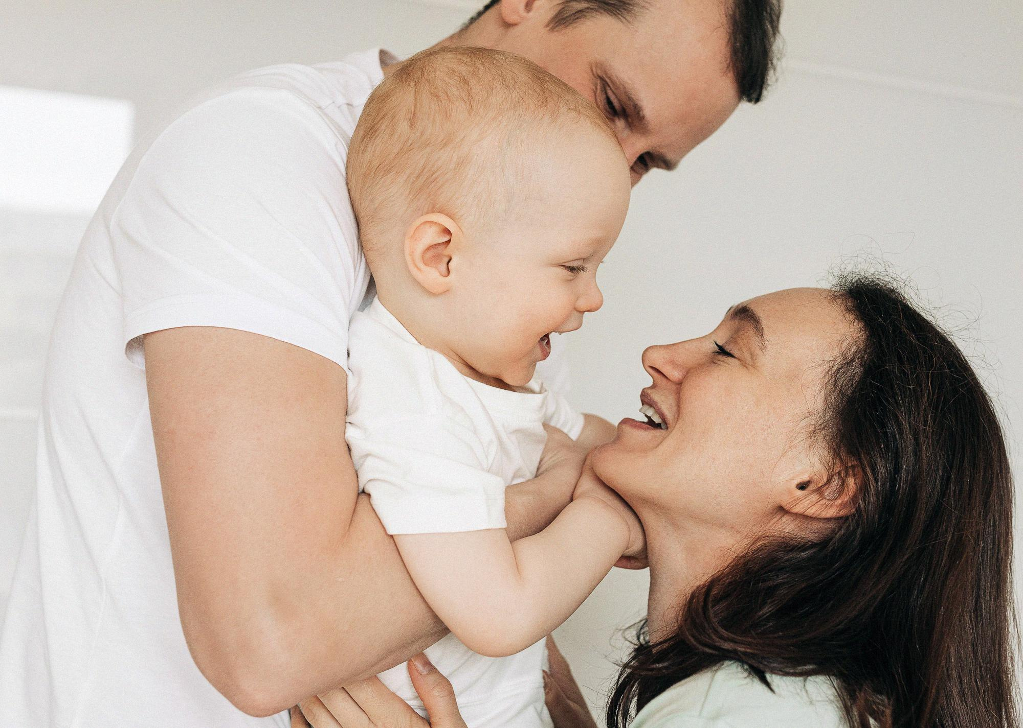 семья на домашней фотосессии в Праге