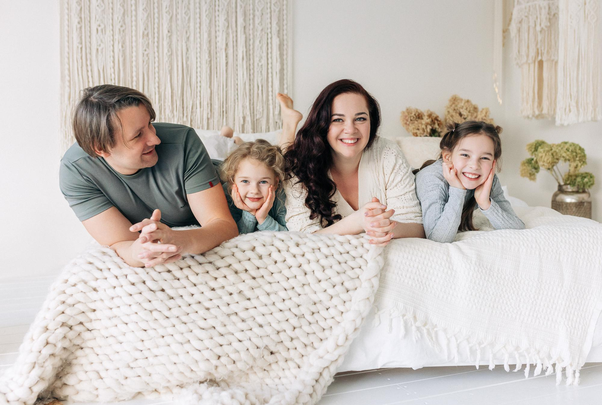 Семейная фотосессия с домашним любимцем. Family photoshoot