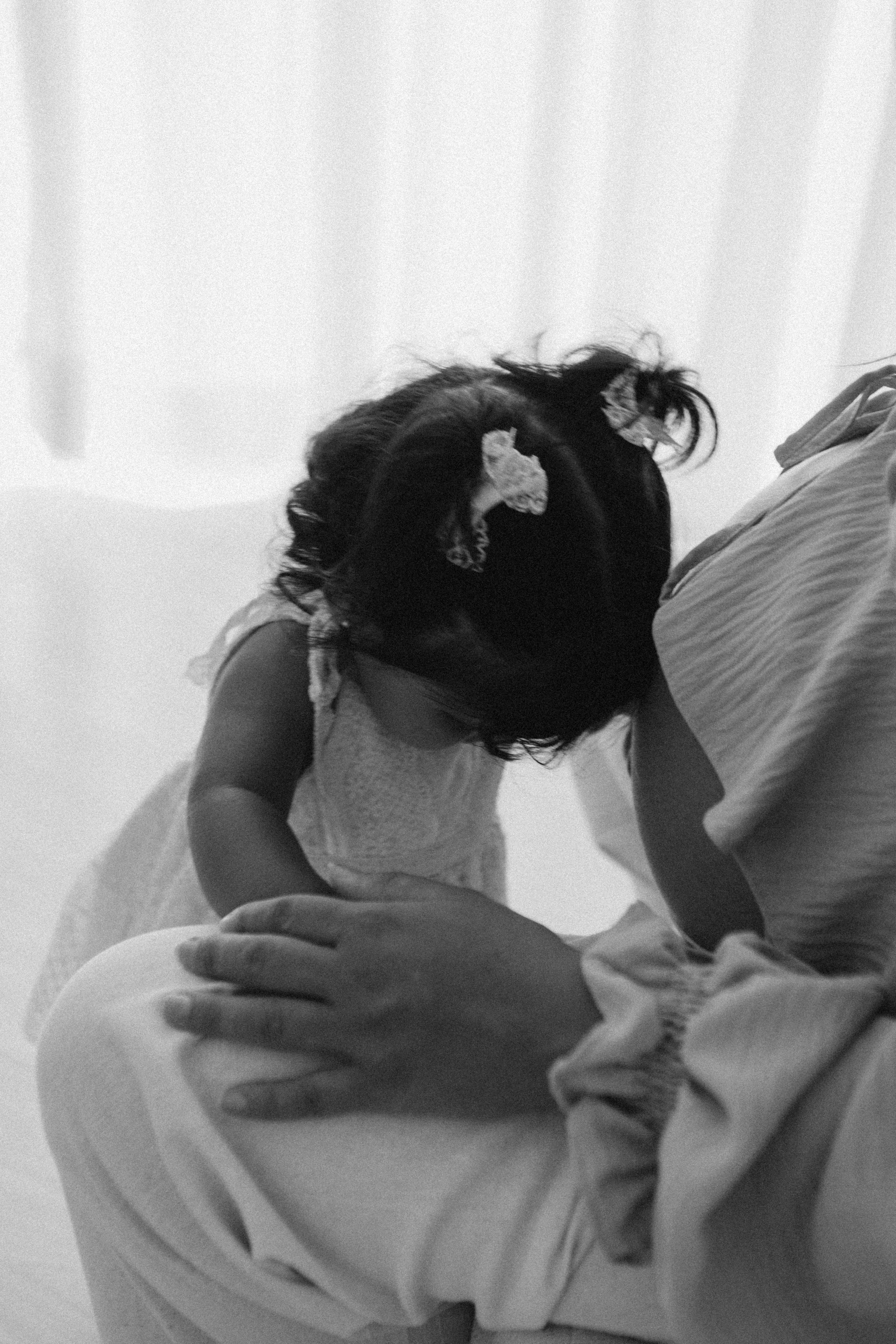 criança beijando barriga em ensaio gestante em estúdio em Sorocaba