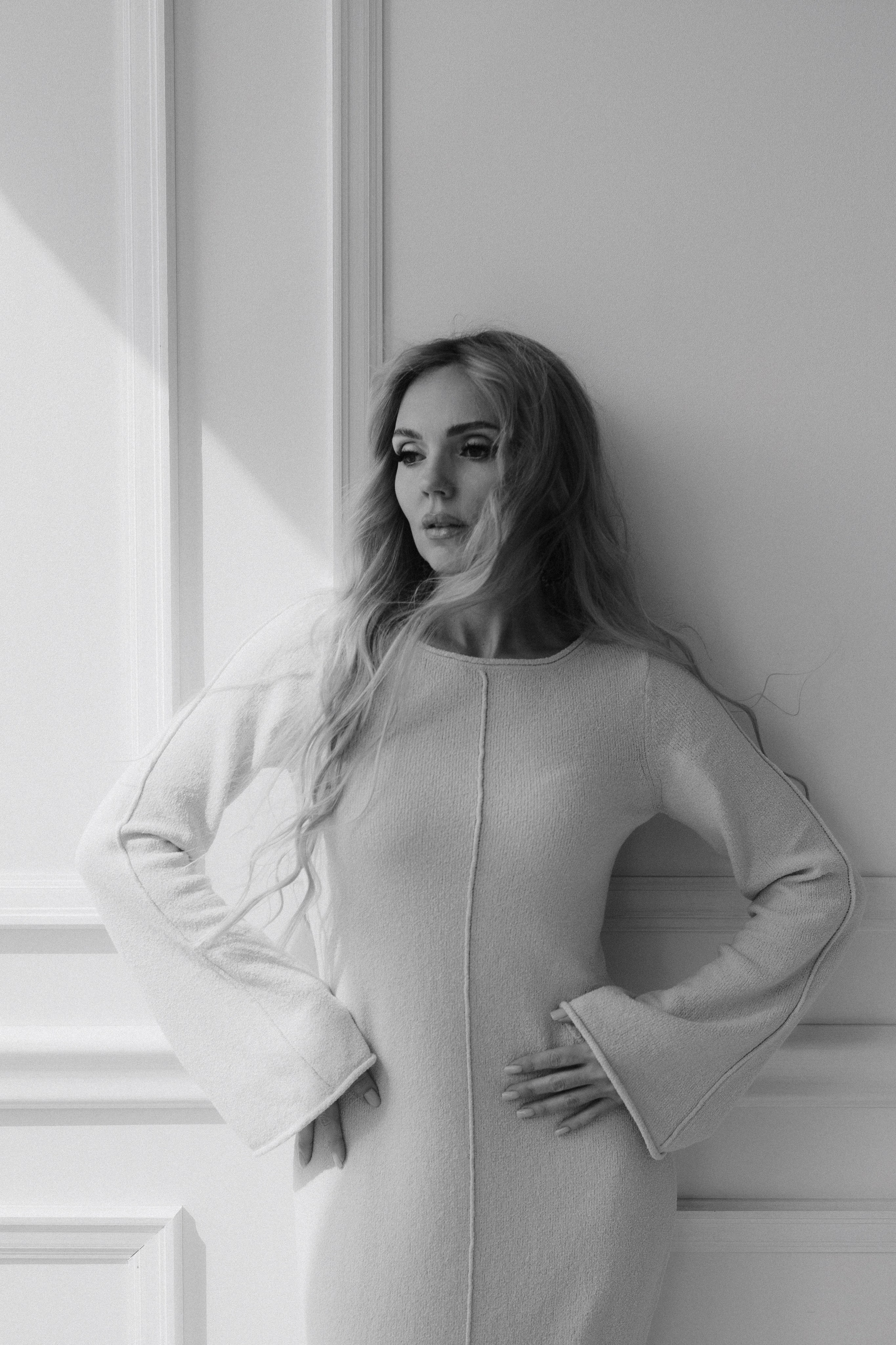 Black and white portrait of a woman in a minimal white interior, soft natural light, fine art portrait photography in Leipzig. Чёрно-белый портрет девушки в светлом минималистичном интерьере, мягкий естественный свет, художественная фотография.