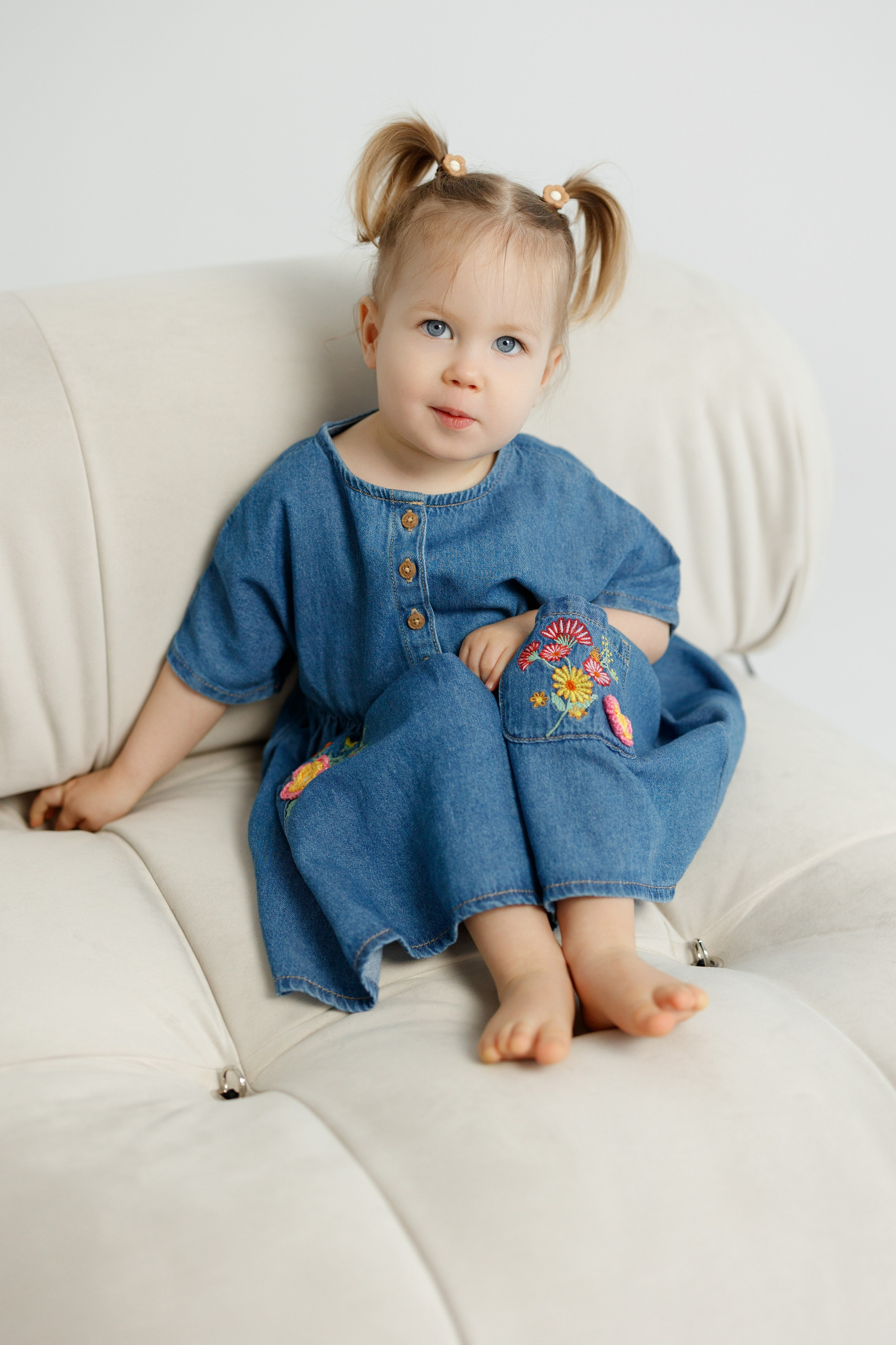 Ședință Foto de Familie — Stil Minimalist pe Fundal Alb. Scarlat Photography