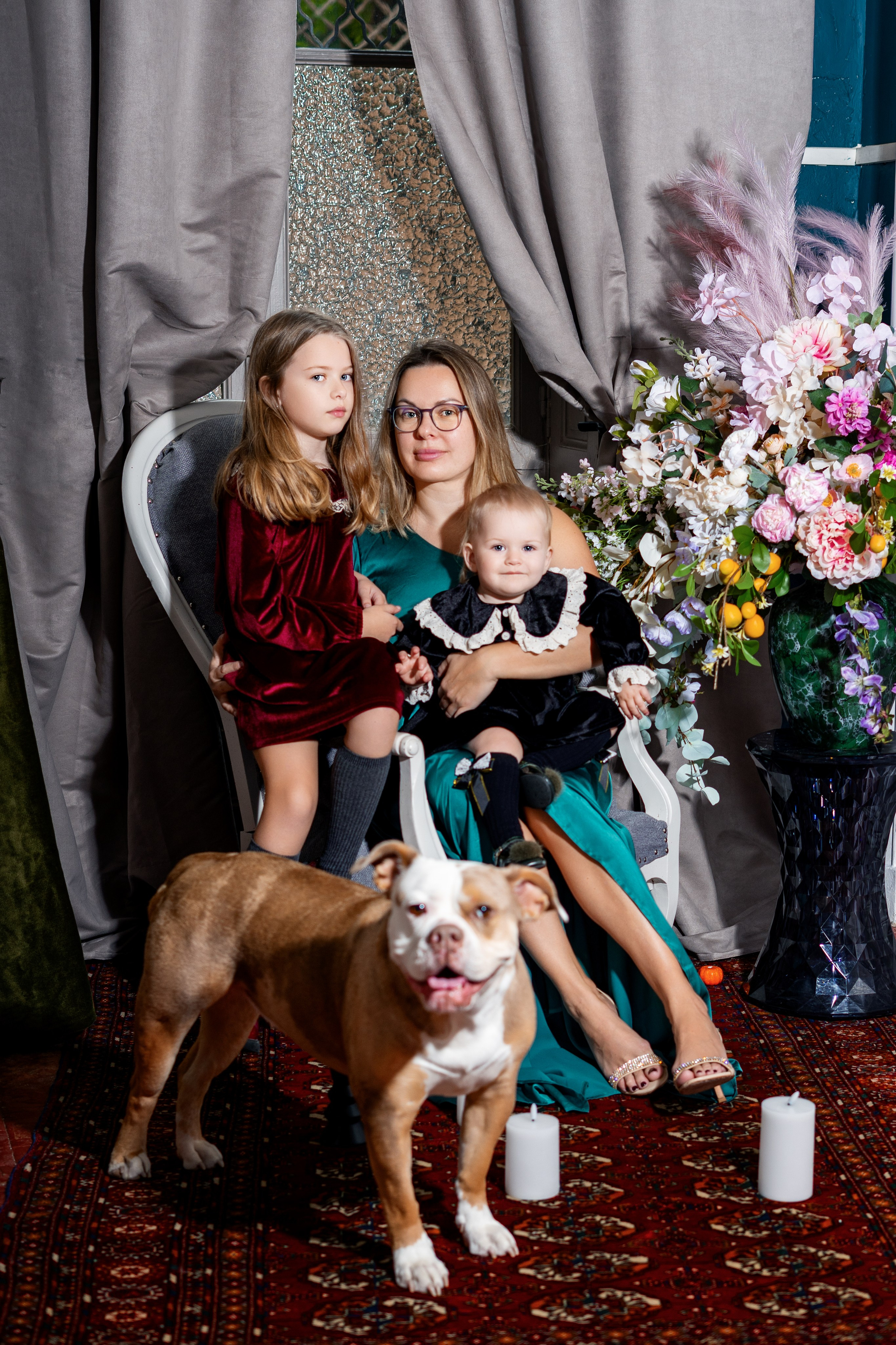 Photo de famille avec enfant dans un décor Halloween	•	Parents et enfant lors d’une séance photo Halloween en studio à Roanne