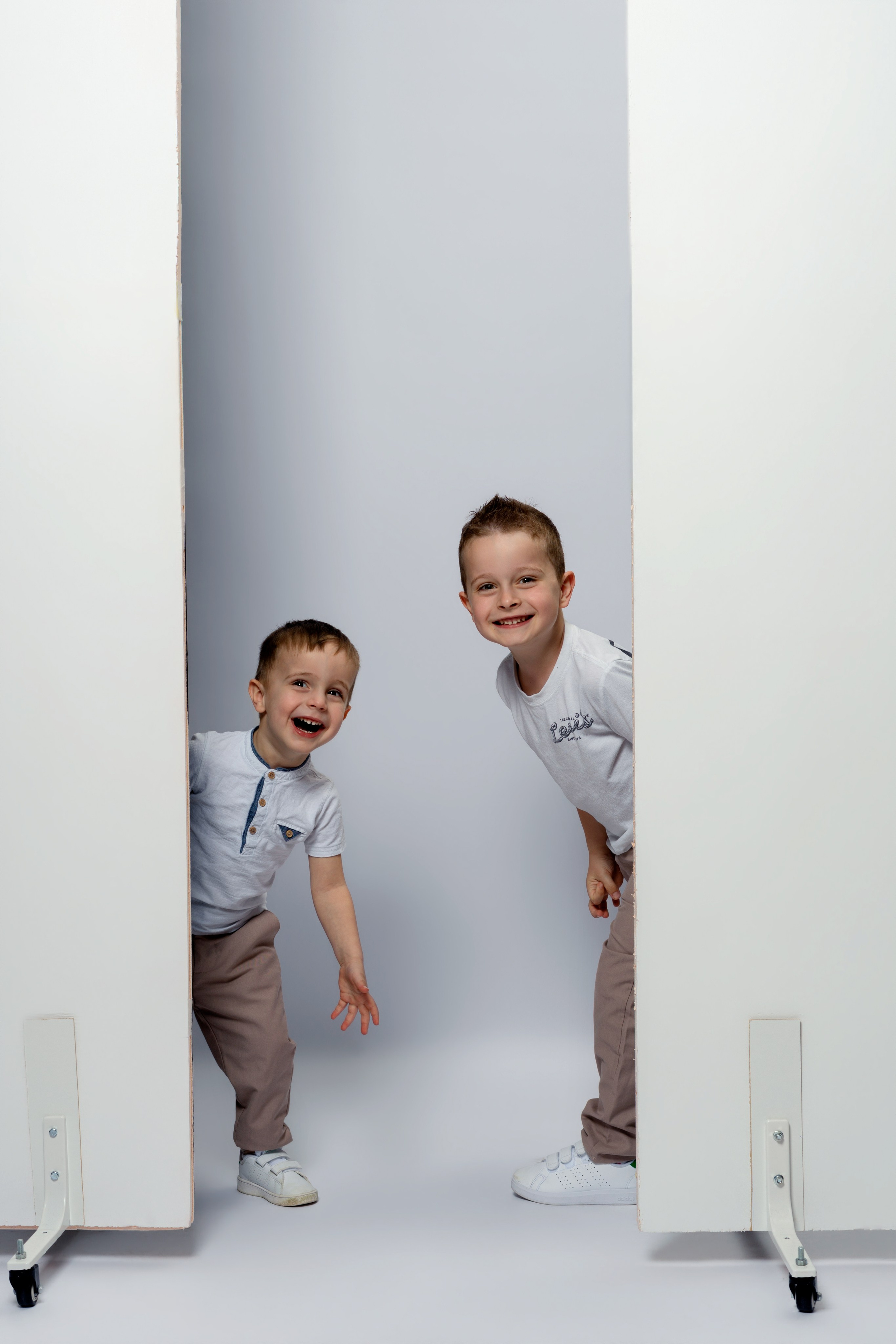 Seànce photo enfants à Roanne - deux frères en studio. Petit trésor photos de famille, grossesse et nouveau-né à Roanne