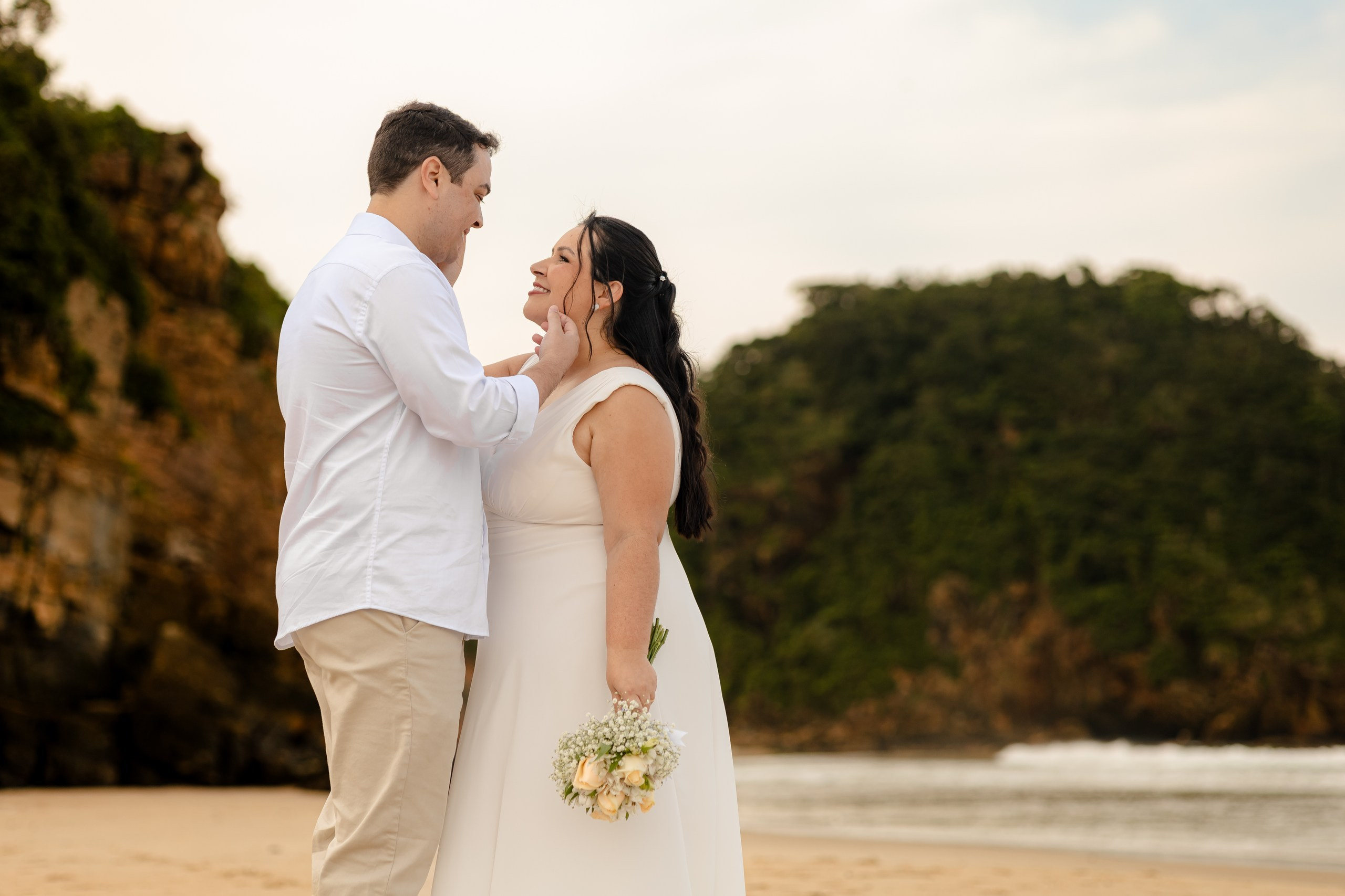 Casamento intimista na Praia Brava em Itajaí da Edilaine e do Lennon