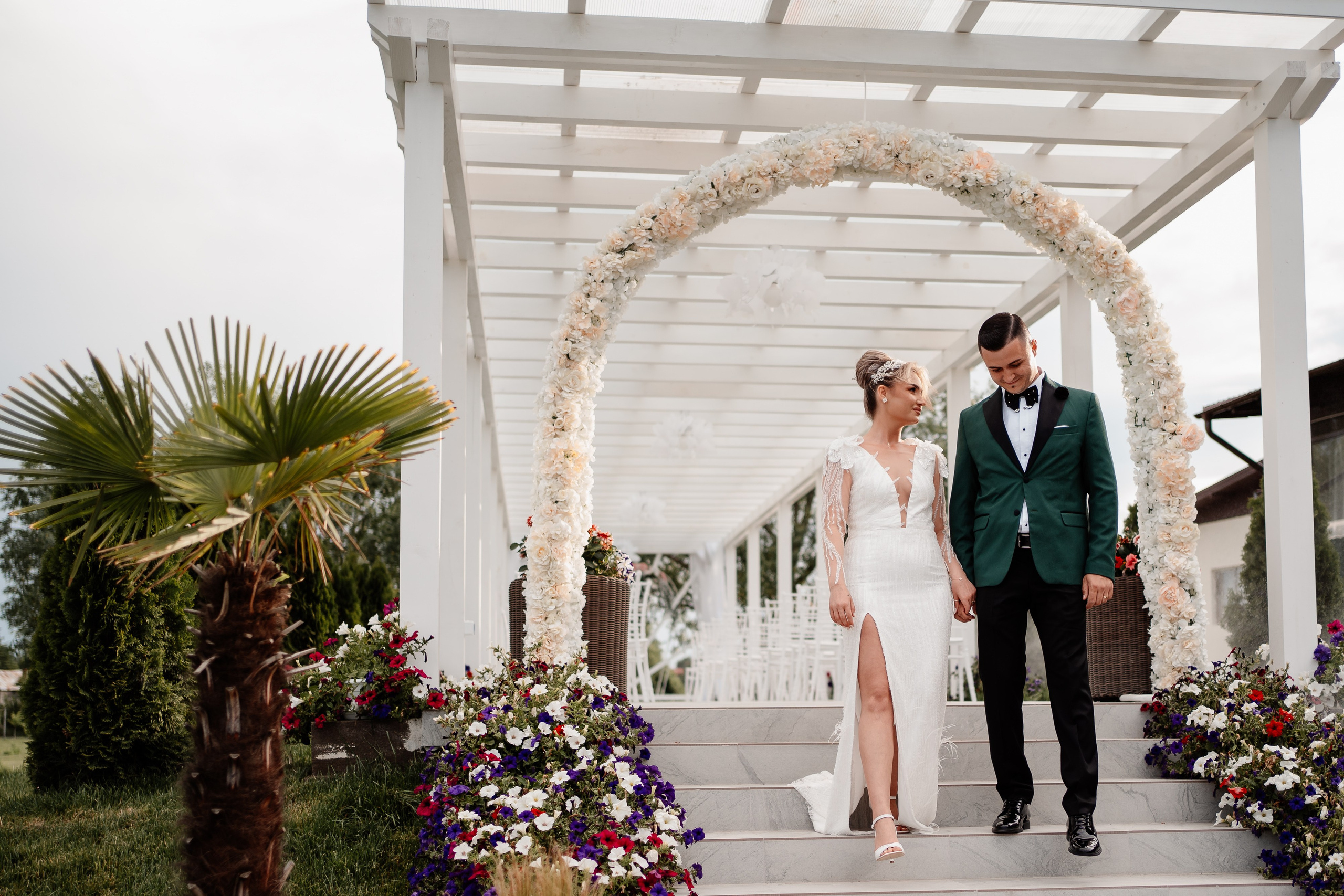 Moment emoționant între miri în ziua nunții, surprins într-un cadru natural și romantic, la Bolintin-Vale. Fotografie de nuntă profesională, editată artistic pentru a evidenția emoția și eleganța evenimentului.