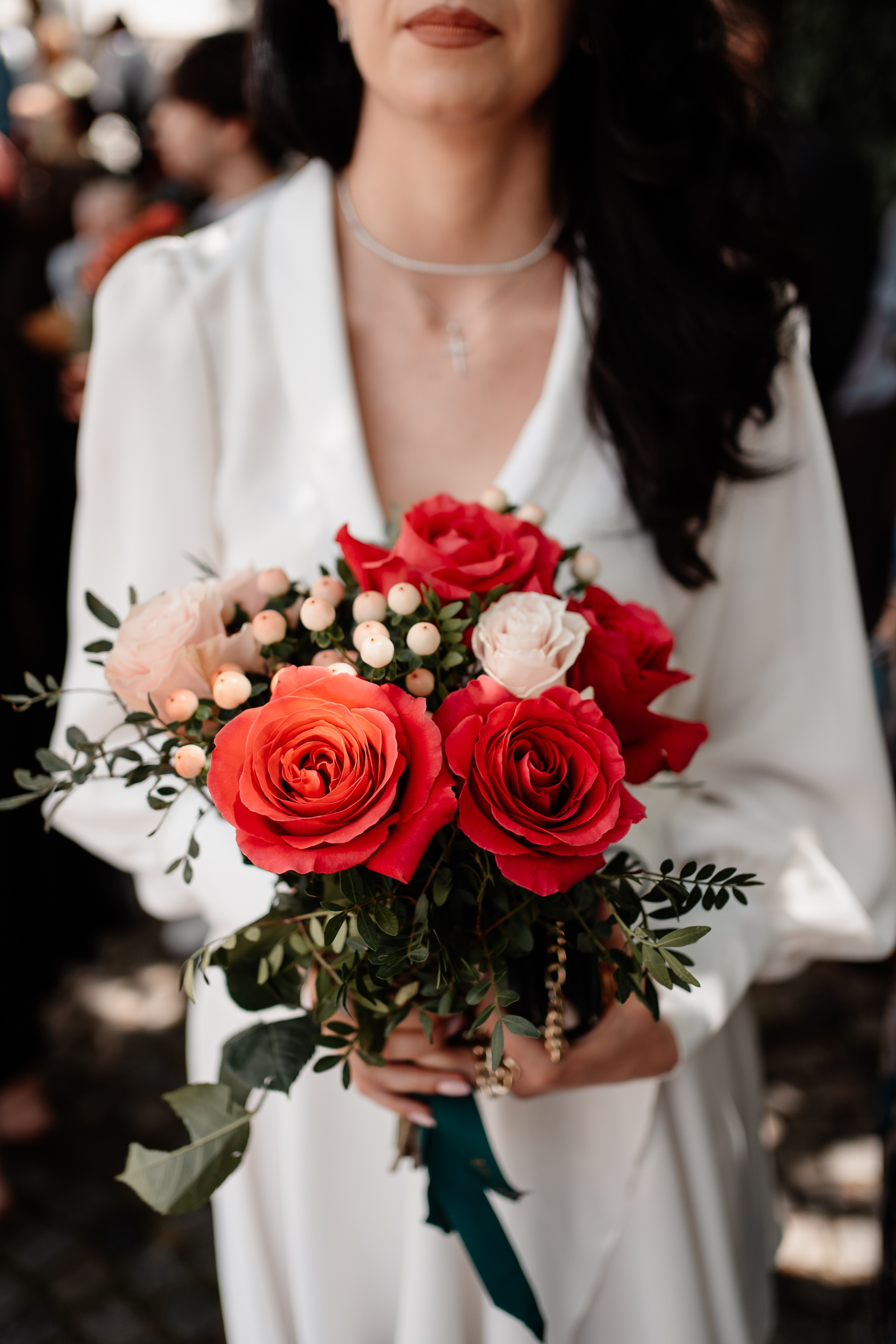 Miri fericiți în fața oficiului stării civile din Bucuresti, Sector 3, celebrând începutul unei noi vieți împreună. Fotografie de cununie civilă, capturând naturalețea și bucuria momentului special.