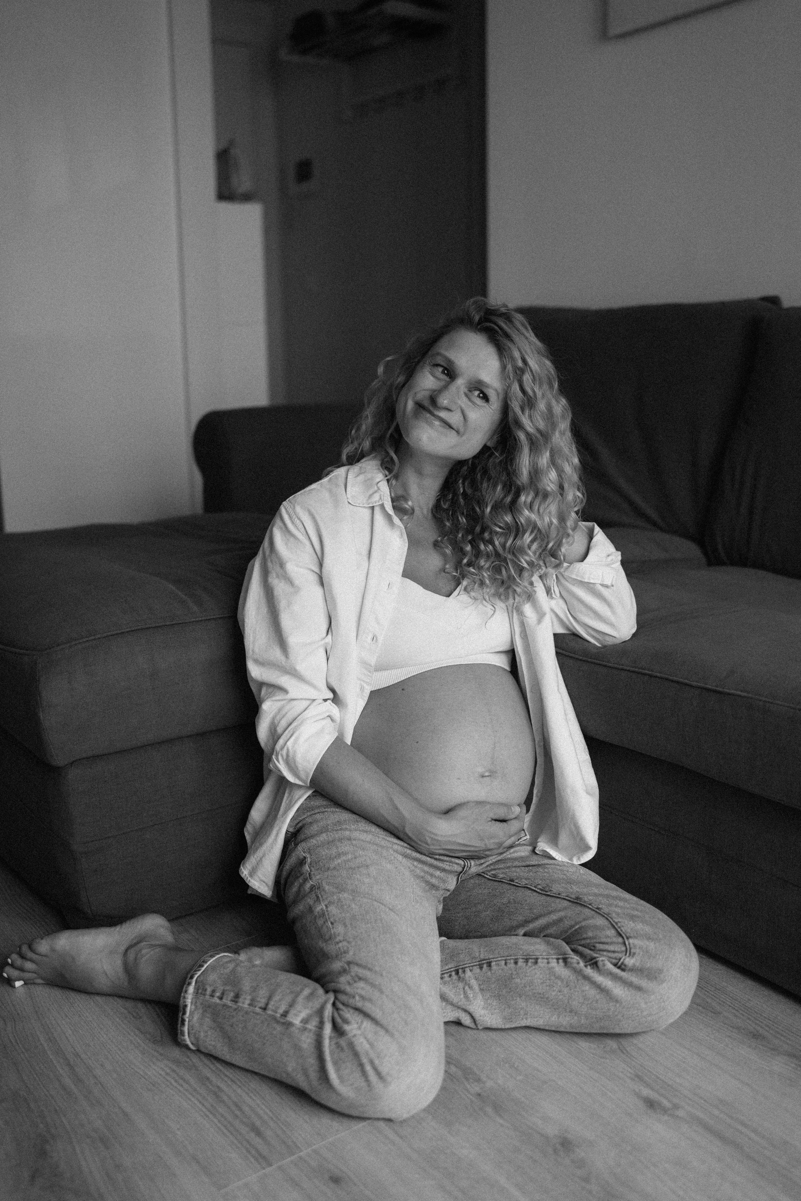 Candid pregnancy photoshoot in the park. Photographer in Madrid, Spain. Alyona Belyaninova