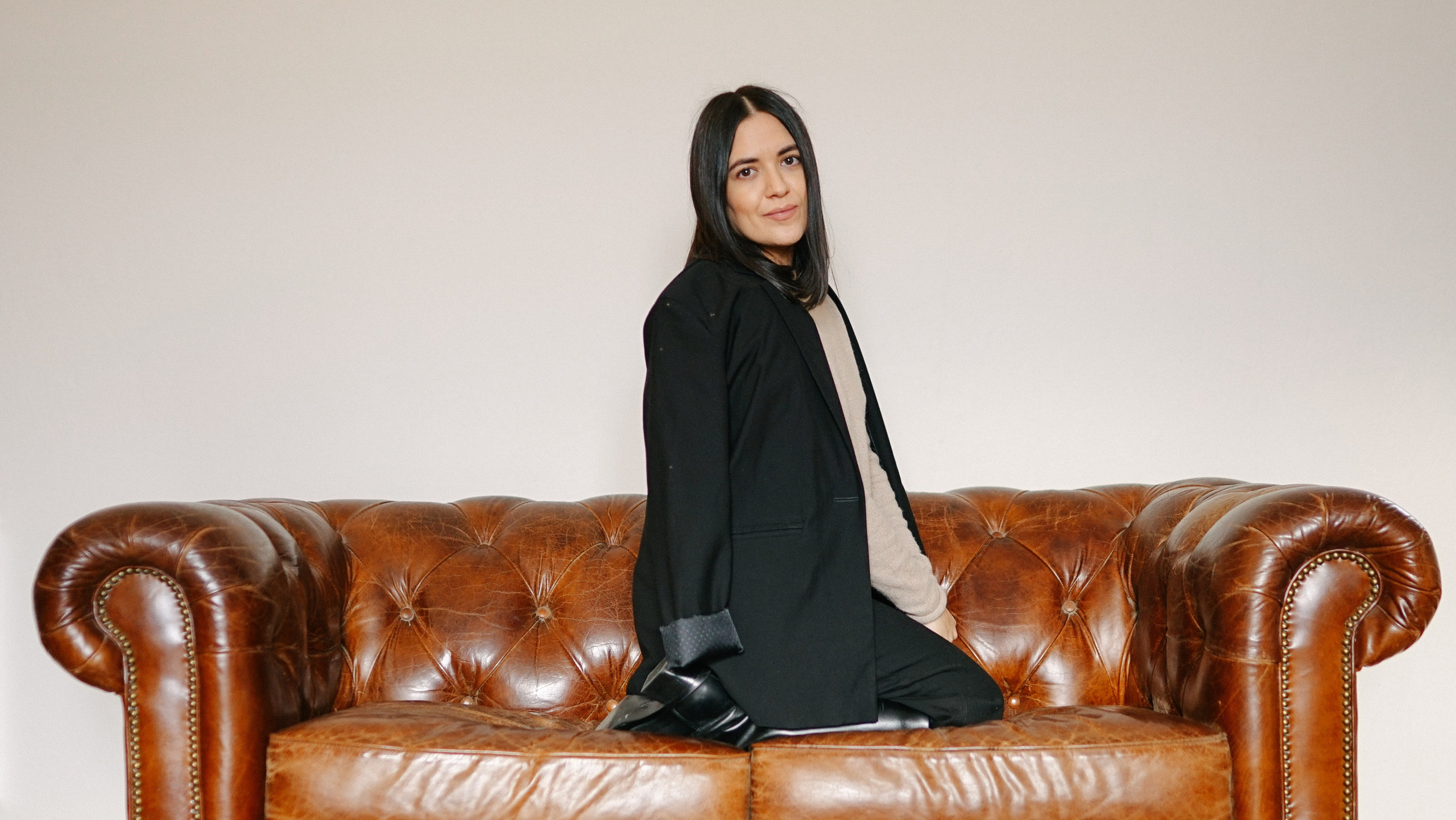 Fotografie de Portret Brașov | Artist Mădălina Beda. Madalina Beda- Artist vizual, fotograf, doula la nastere, consultant babywearing Brasov si in toata tara