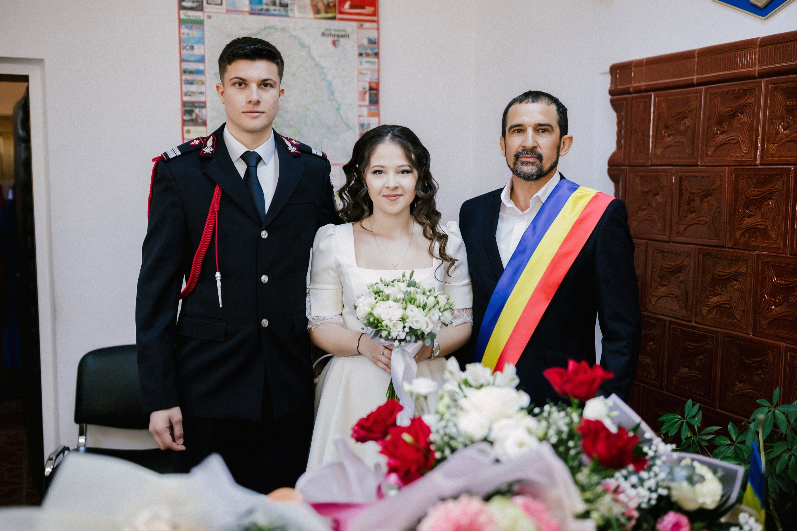 Povestitor prin fotografie - Fotograf nuntă Botoșani  – Alin Chirilă -* Gabriel și Denisa la starea civilă în Unțeni Botoșani, fotografie de cuplu pe scări elegante, Alin Chirilă fotograf* Mire și mireasă după cununia civilă în comuna Unțeni Botoșani, ședință foto realizată de AlinoFotoStudio* Fotograf stare civilă Botoșani, Gabriel și Denisa privindu-se cu drag pe scările locației de eveniment* Cuplu proaspăt căsătorit la cununia civilă Unțeni, fotografie romantică realizată de Alin Chirilă fotograf* Gabriel și Denisa după ceremonia civilă, ședință foto la Restaurant Luceafărul Popas Cucorăni* Fotograf evenimente Botoșani, stare civilă Unțeni, mire și mireasă în cadru elegant și luminos* Mire în uniformă și mireasă cu buchet alb, fotografie de nuntă civilă în județul Botoșani* AlinoFotoStudio portret de cuplu la stare civilă, Gabriel și Denisa în ziua logodnei civile* Fotograf cununie civilă Botoșani, moment romantic surprins la Popas Cucorăni Luceafărul* Gabriel și Denisa și-au spus da la Unțeni Botoșani, amintiri fotografice naturale și elegante* Mireasă cu păr ondulat și mire în uniformă militară, fotografie de cuplu la stare civilă* Alin Chirilă povestitor prin fotografie, cununie civilă Gabriel și Denisa în Botoșani* Ședință foto de stare civilă Botoșani, cuplu pe scări decorative într-un cadru rafinat* Fotograf nuntă și stare civilă Suceava Botoșani Iași, Gabriel și Denisa în ziua cea mare* Imagine romantică de la cununia civilă Unțeni, mire și mireasă zâmbind unul către celălalt, fotograf uvertura mall Botoșani, fotograf mall- servicii foto- video Botoșani 