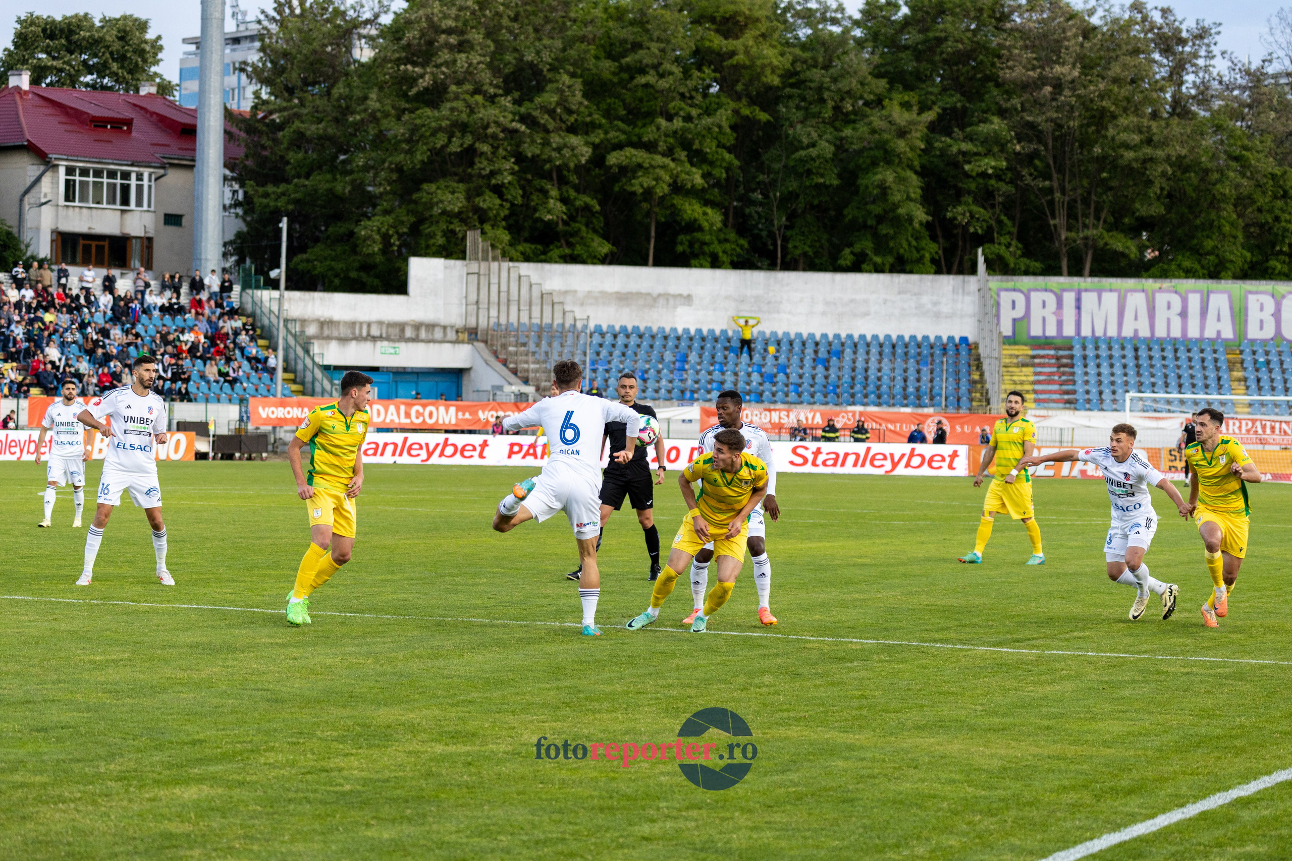 Galerie Foto: FC Botoșani vs. CS Mioveni - Pe 17 mai 2024, am fost martorii unei partide incredibile între FC Botoșani și CS Mioveni, în prima manșă a barajului pentru evitarea retrogradării. În fața unui stadion plin de emoție și speranță, echipa noastră a obținut o victorie importantă, cu un gol marcat de Aldair în minutul 93. 💪 *FC Botoșani 1-0 CS Mioveni*⚽️ Urmăriți momentele cheie ale meciului și bucuria suporterilor în această galerie foto! Pregătiți-vă pentru meciul de retur de pe 24 mai, când vom lupta din nou pentru a rămâne în prima ligă.#FCBotoșani #CSMioveni #BarajRetrogradare #ForzaBotoșani 