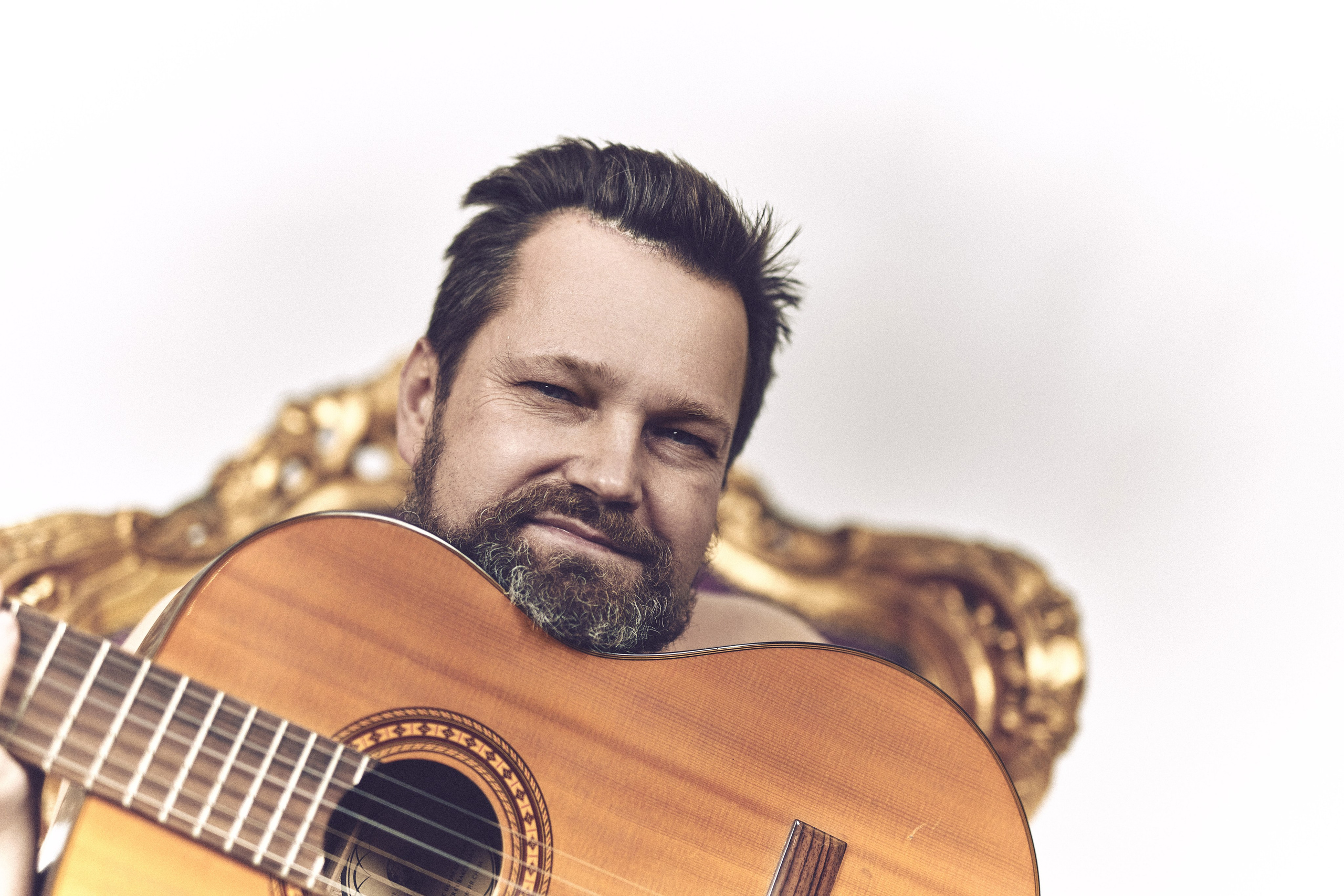 Portret męski charakterystyczny - Daniel niebieskooki smok - fotograf Andriej Szypiłow