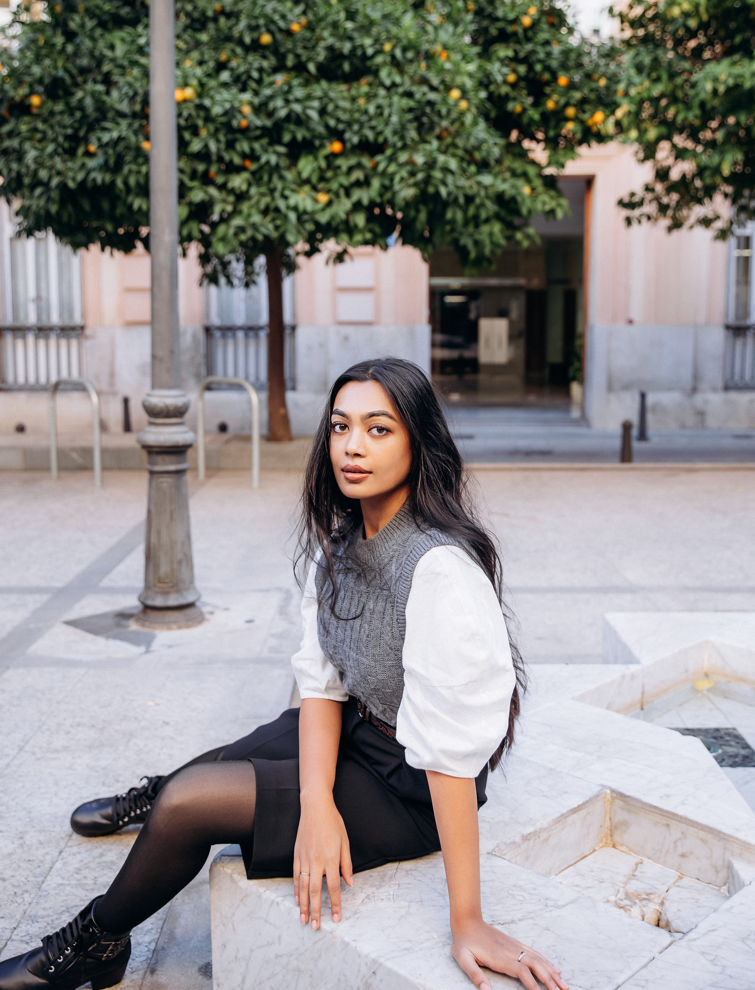 Стильная женская портретная фотосессия в Валенсии, Испания, с молодой уверенной женщиной на улице в современном образе — отличное вдохновение для естественной и городской женской портретной фотографии в Испании.