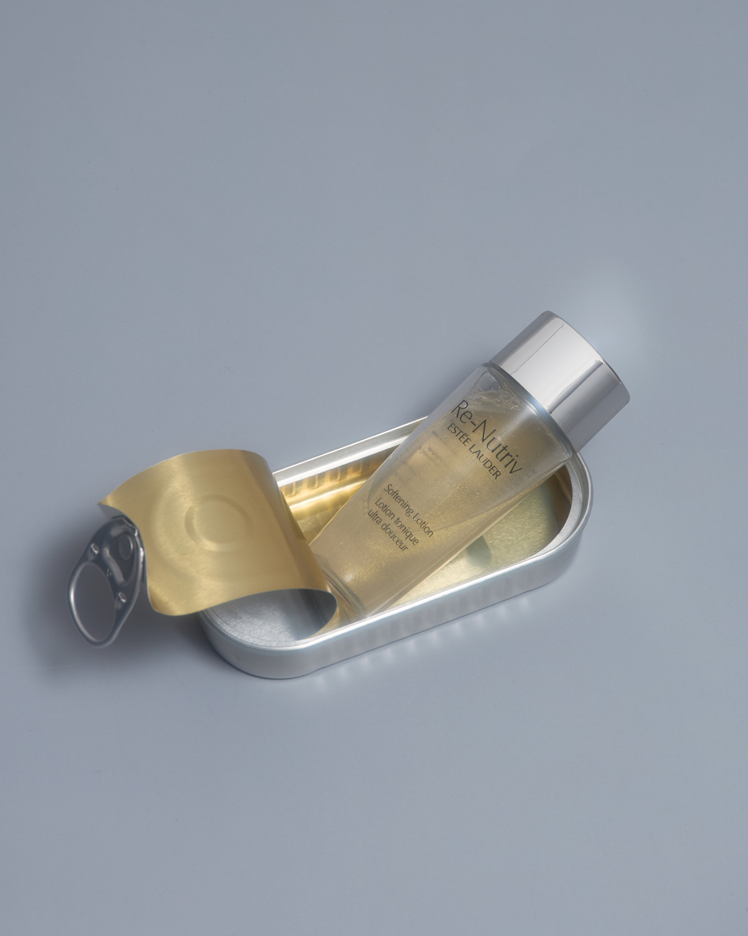 Kreatives Foto von weiblicher Pflegekosmetik, Gesichtsserum, Content-Fotografie für Social Media, Lifestyle und Werbung