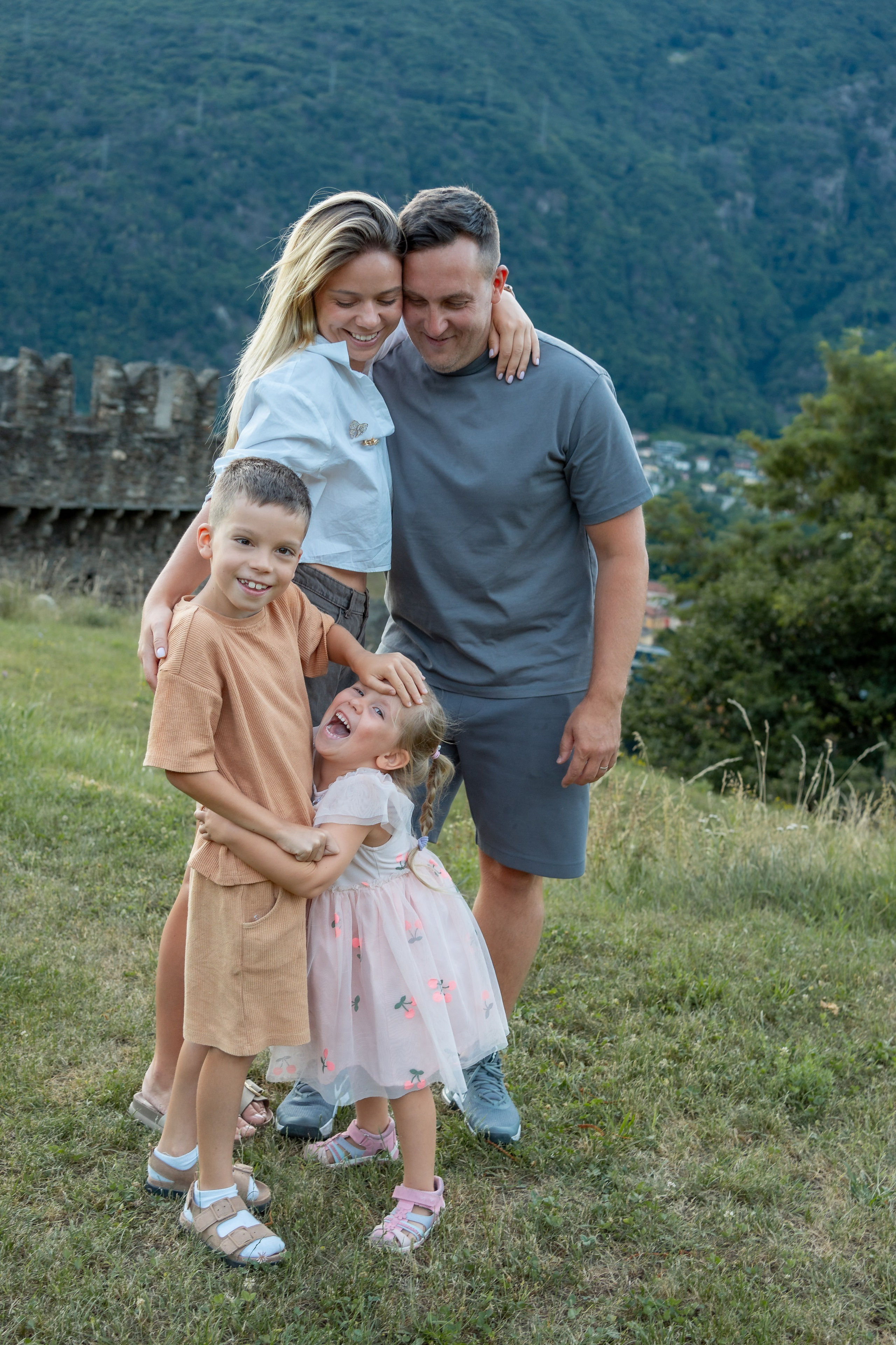 Sesión familiar con vistas a Bellinzona. Fotógrafa en Calafell y Barcelona | Elena Medvedeva