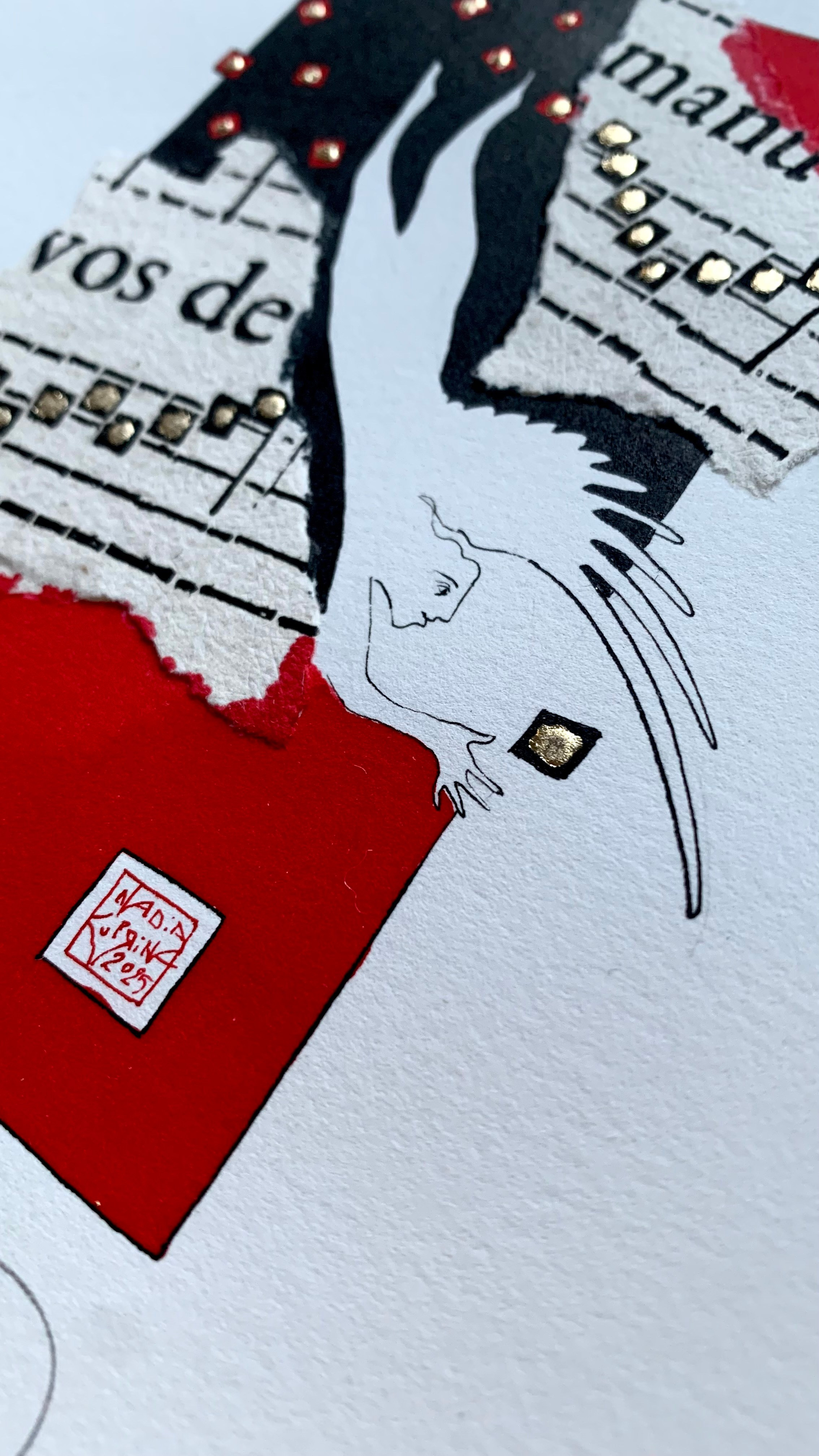 Angelo, disegno, Natale, rosso e nero, collage, spartito musicale, canto gregoriano, carta antica, canto antico, stella, angelo custode, esprimi un desiderio, oro, volo, ali, preghiera 