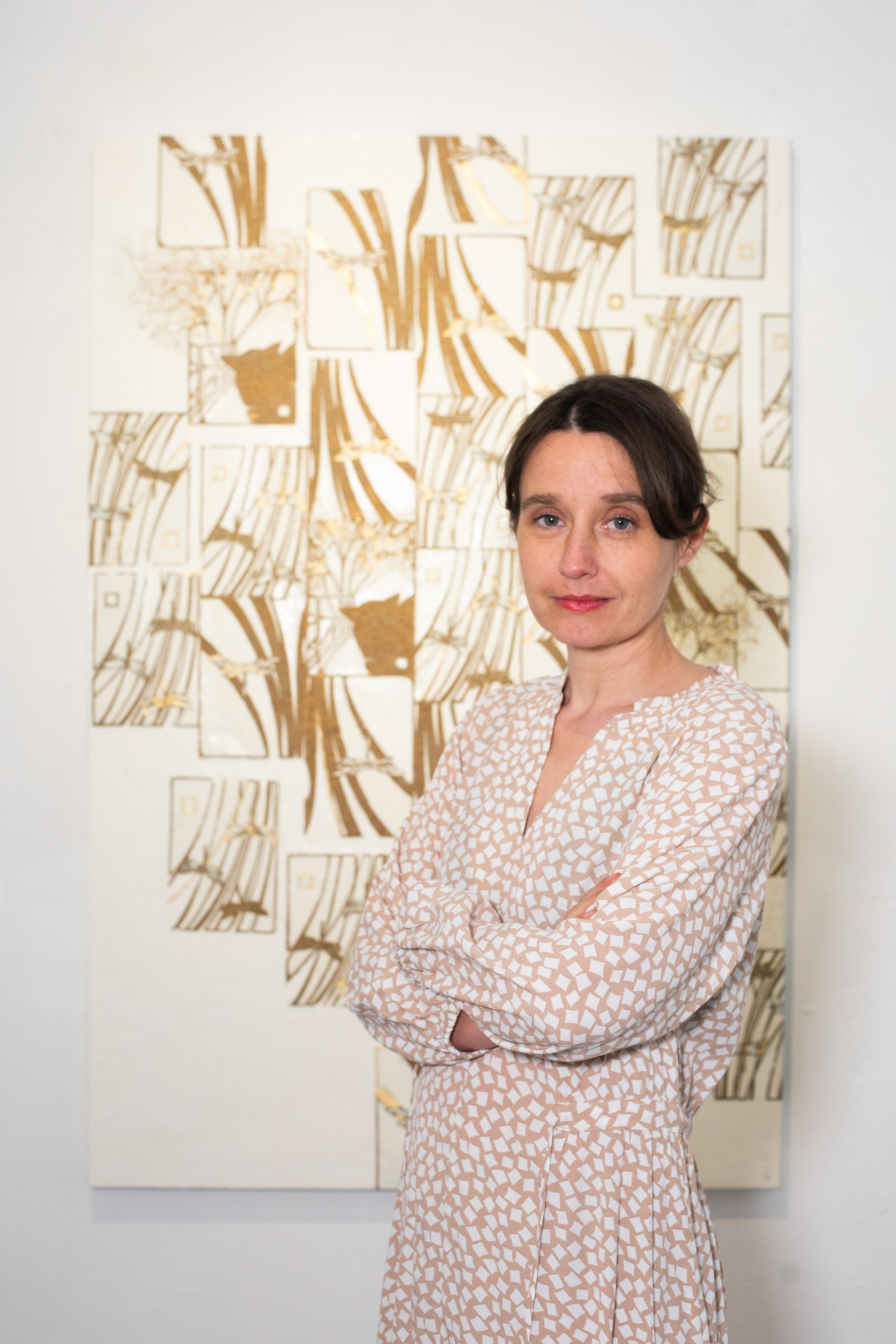 Opera su tela “Gatti e Libellule”, 2021, Nadia Kuprina, tecnica mista: stampa da linoleografia e ricamo, bianco e oro, lavoro decorativo di forte identità grafica, equilibrio tra minimalismo, lusso e segno contemporaneo, esposta in più gallerie. Di Nadia Kuprina.