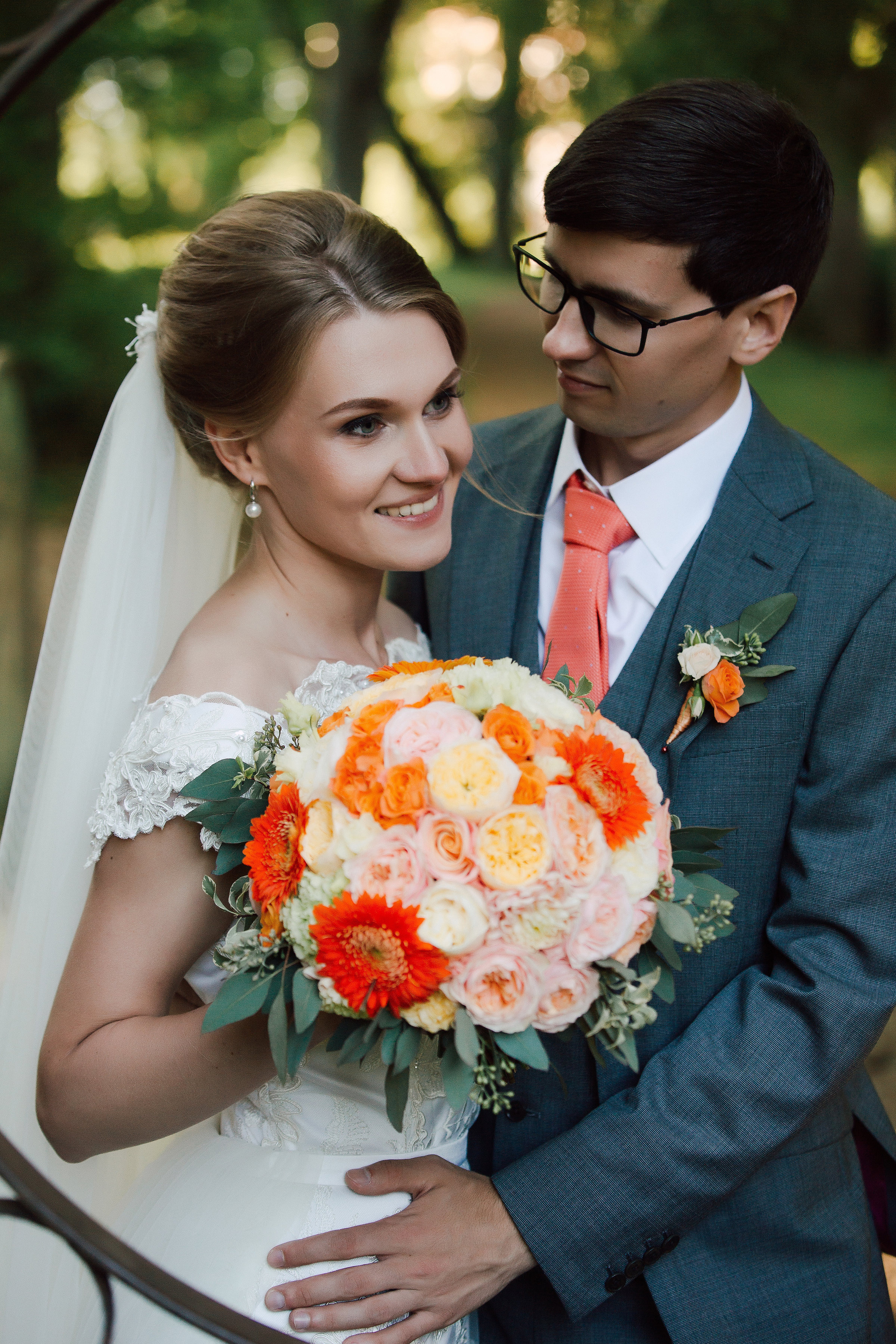 Букет невесты в оранжевой гамме  с желтыми розами Catalina, Vuvuzela, Miss Piggy, персиковыми розами Anzhy, зелеными гвоздиками и зеленой альстромерией, зеленью питтоспорума и эвкалипта. Свадьба в оранжевом. Свадебная флористика. Свадебный декор. Свадьба в Латвии.