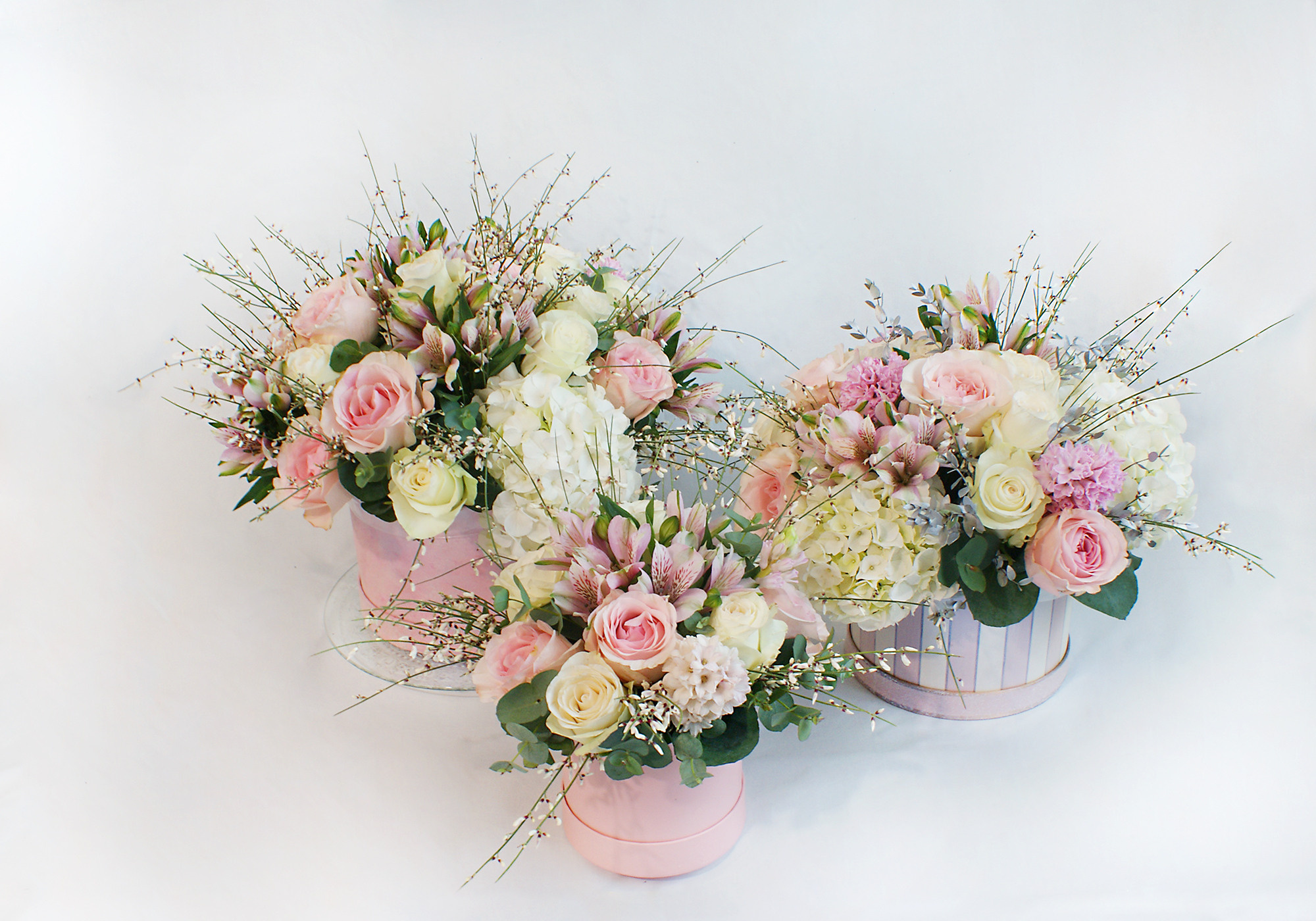 Ziedu pušķi kastē. Event design, decoration, floristry, gift, Irina Novika, Riga, Latvia