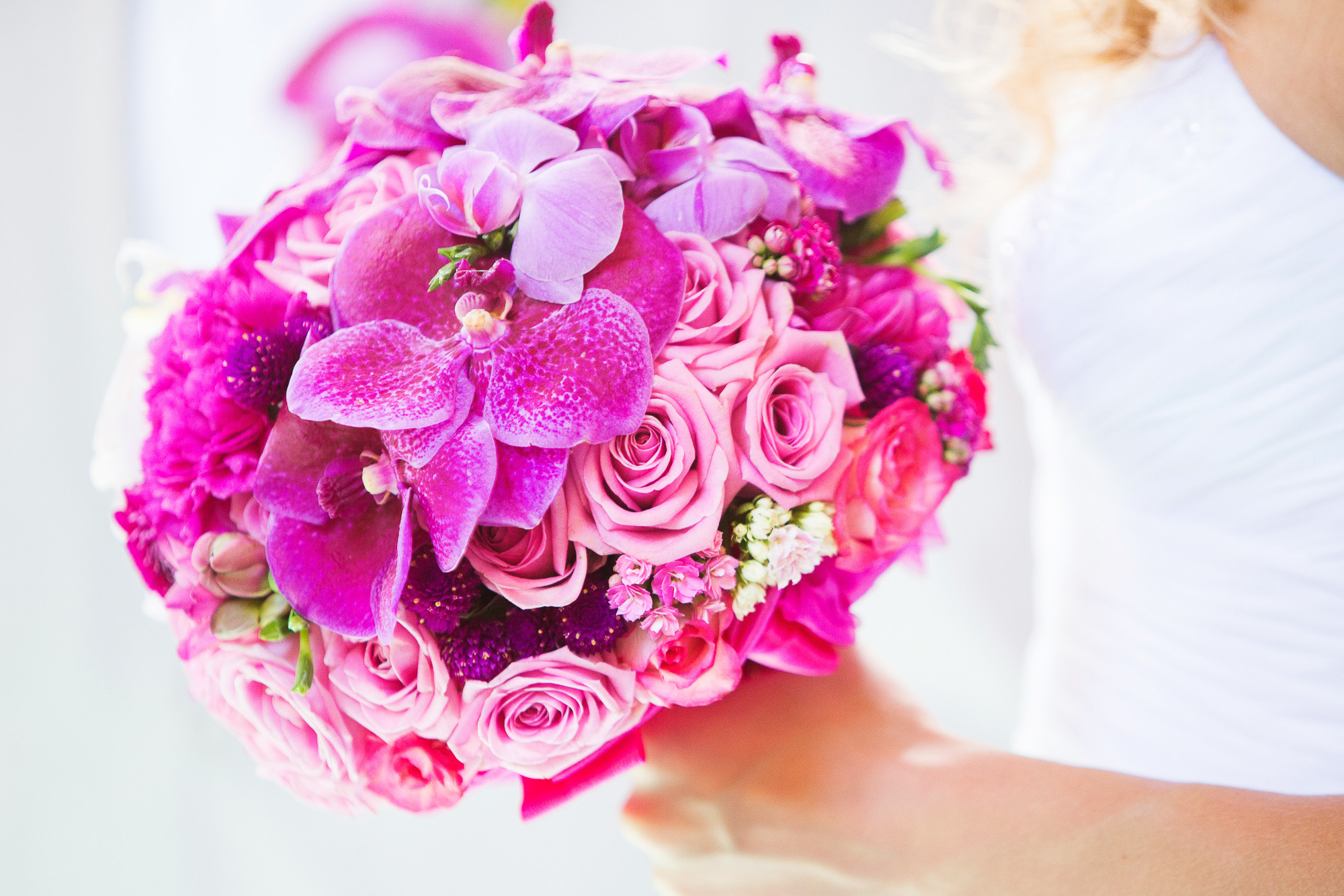 Fuksijas krāsas līgavas pušķis ar orhideju Vanda