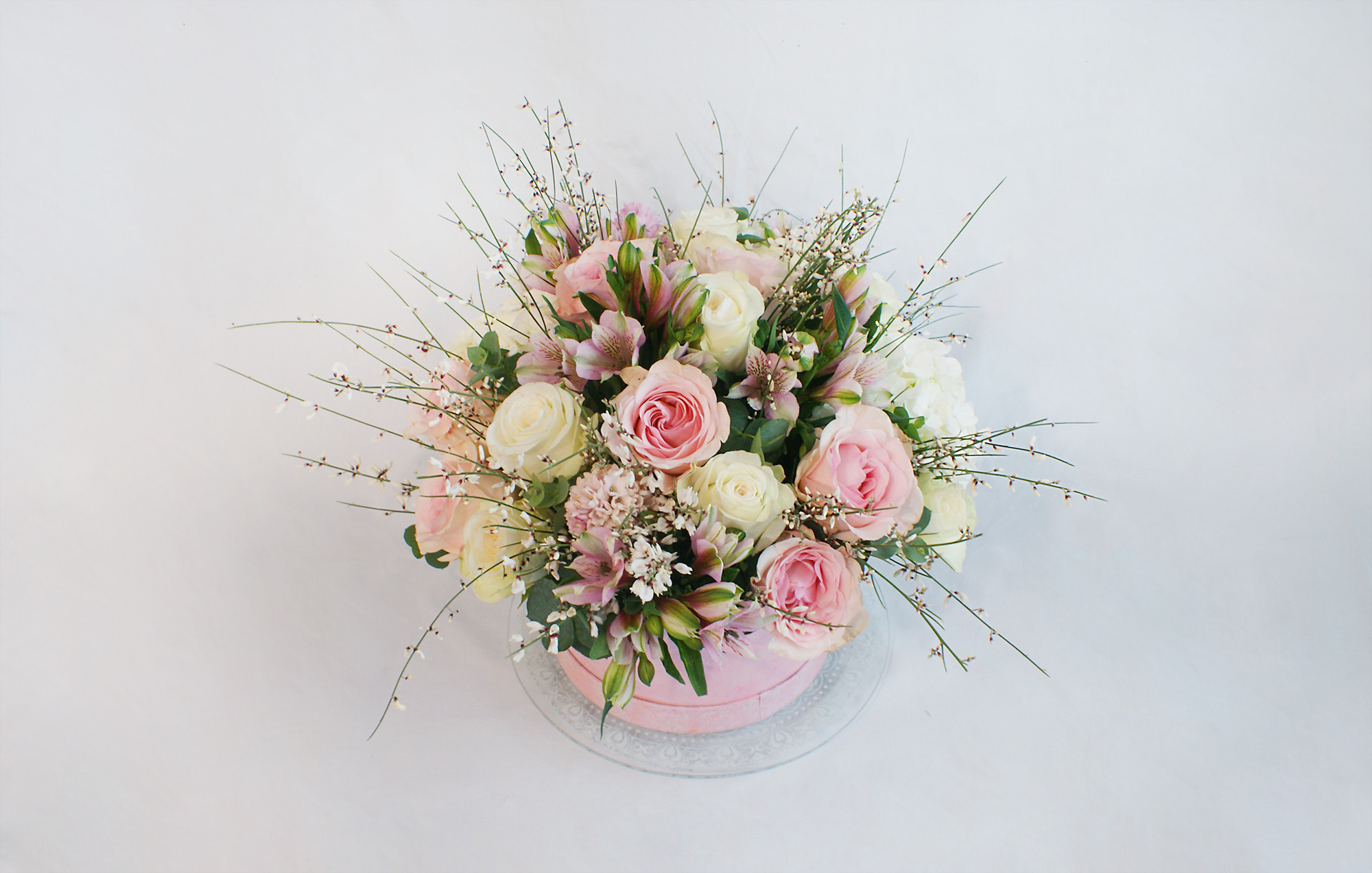 Ziedu pušķi kastē. Event design, decoration, floristry, gift, Irina Novika, Riga, Latvia