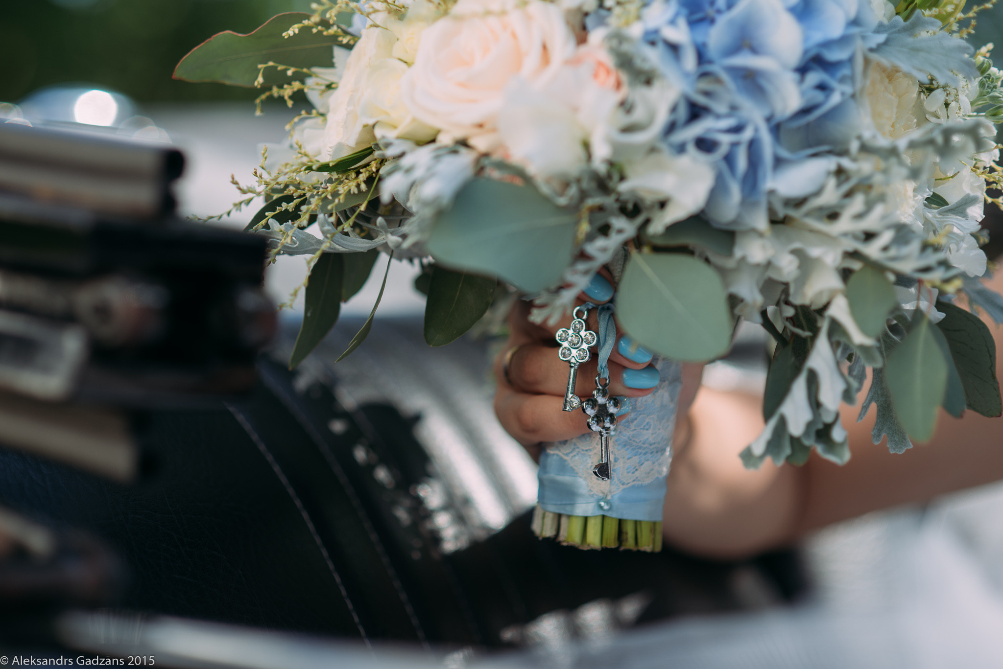 Vasaras līgavas pušķis ar  baltam Davida Austina rozem Patience un gaiši zilam hortenzijam un eikaliptu.