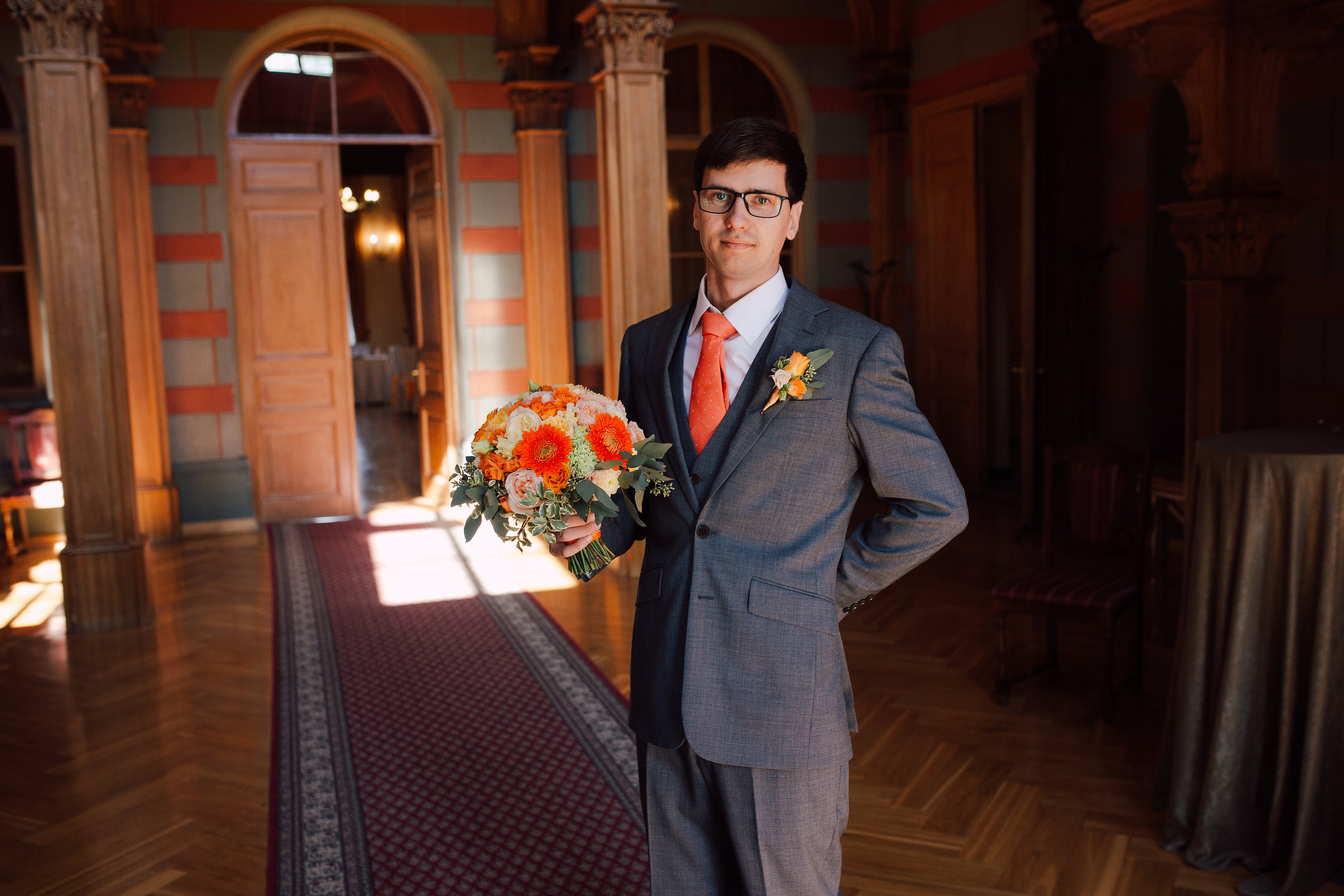 Букет невесты в оранжевой гамме  с желтыми розами Catalina, Vuvuzela, Miss Piggy, персиковыми розами Anzhy Romantica , зелеными гвоздиками и зеленой альстромерией, зеленью питтоспорума и эвкалипта. Свадьба в оранжевом. Свадебная флористика. Свадебный декор. Свадьба в Латвии.