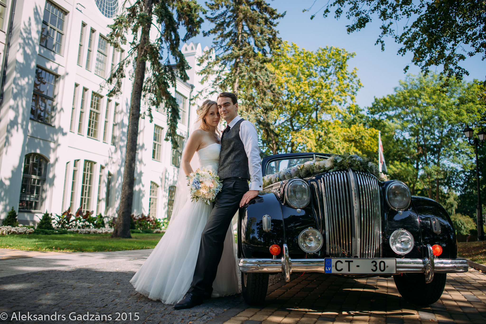 Vasaras līgavas pušķis ar  baltam Davida Austina rozem Patience, ar rozem Talea, krumrozem, gaiši zilam hortenzijam un eikaliptu.