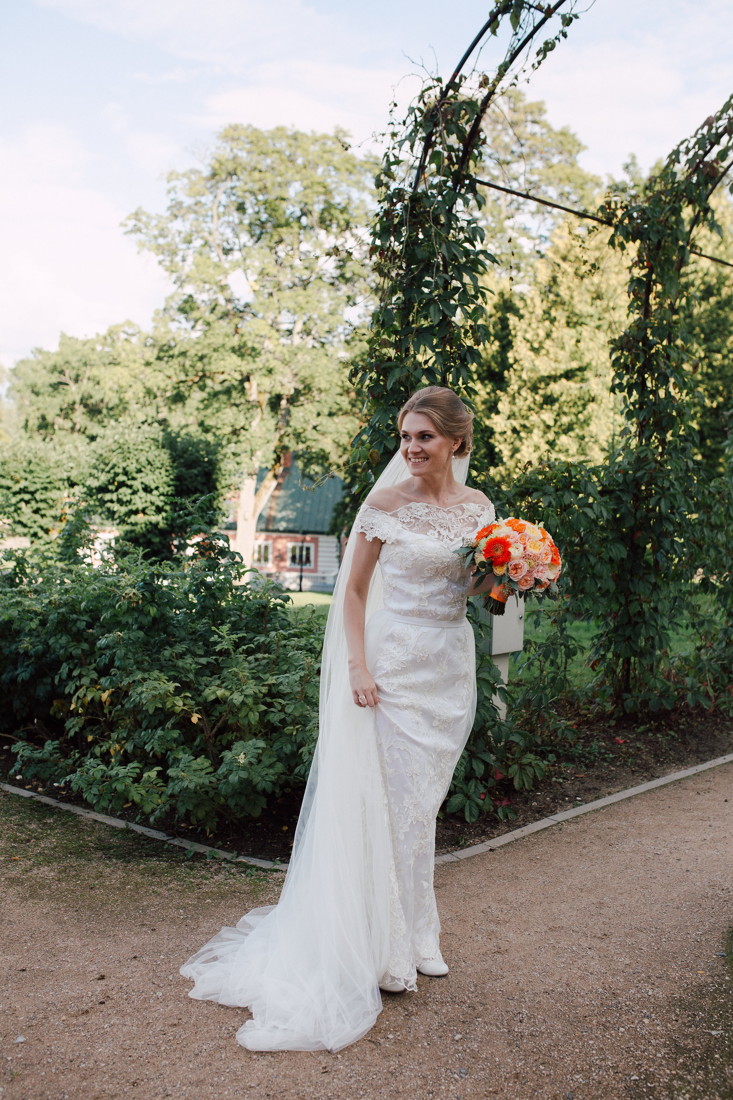 Букет невесты в оранжевой гамме  с желтыми розами Catalina, Vuvuzela, Miss Piggy, персиковыми розами Anzhy, зелеными гвоздиками и зеленой альстромерией, зеленью питтоспорума и эвкалипта. Свадьба в оранжевом. Свадебная флористика. Свадебный декор. Свадьба в Латвии.