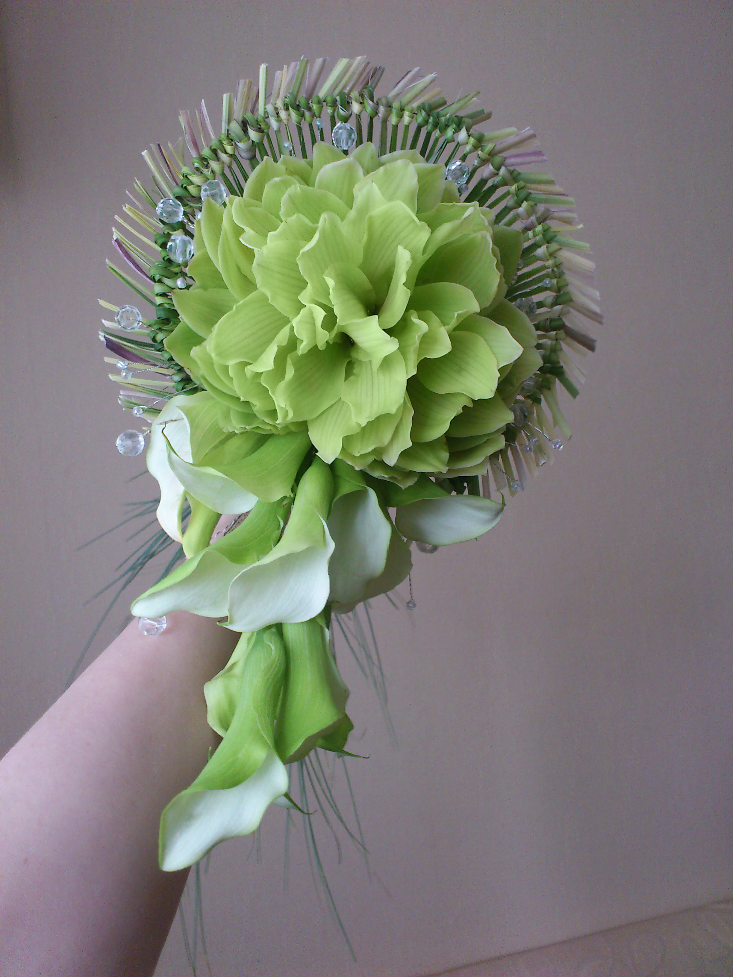 Autora līgavas pušķis, glamelija, gaiši zaļa krāsa ar kallam,  cimbidium orhidejas lapam un beargrassa zaļumiem