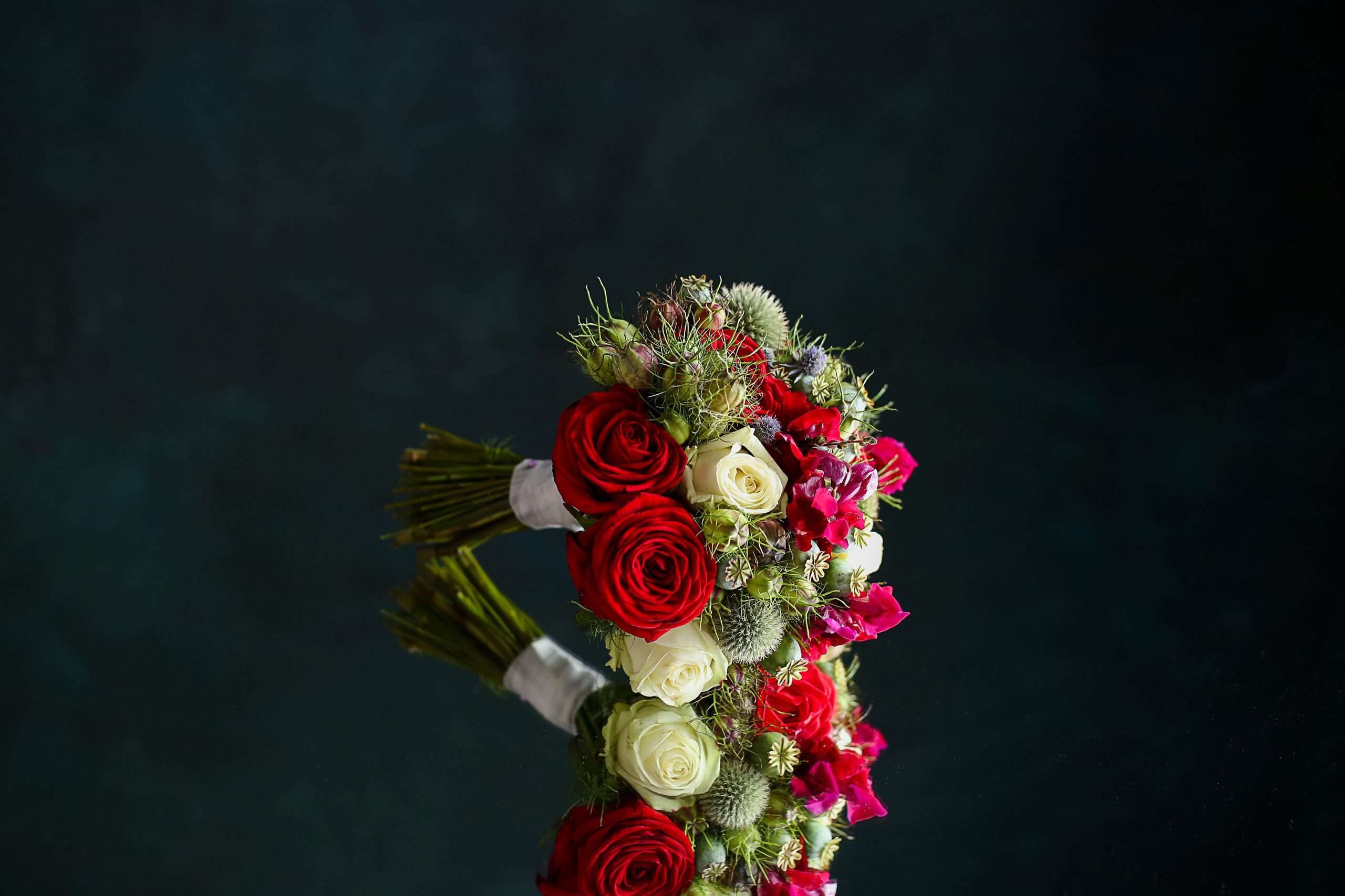 Līgavas pušķis  vasaras noskaņa balti sarkans. Летний букет невесты с красными  и белыми розами, нигеллой, коробочками мака, ерингиумом и зеленью. Bridal bouet