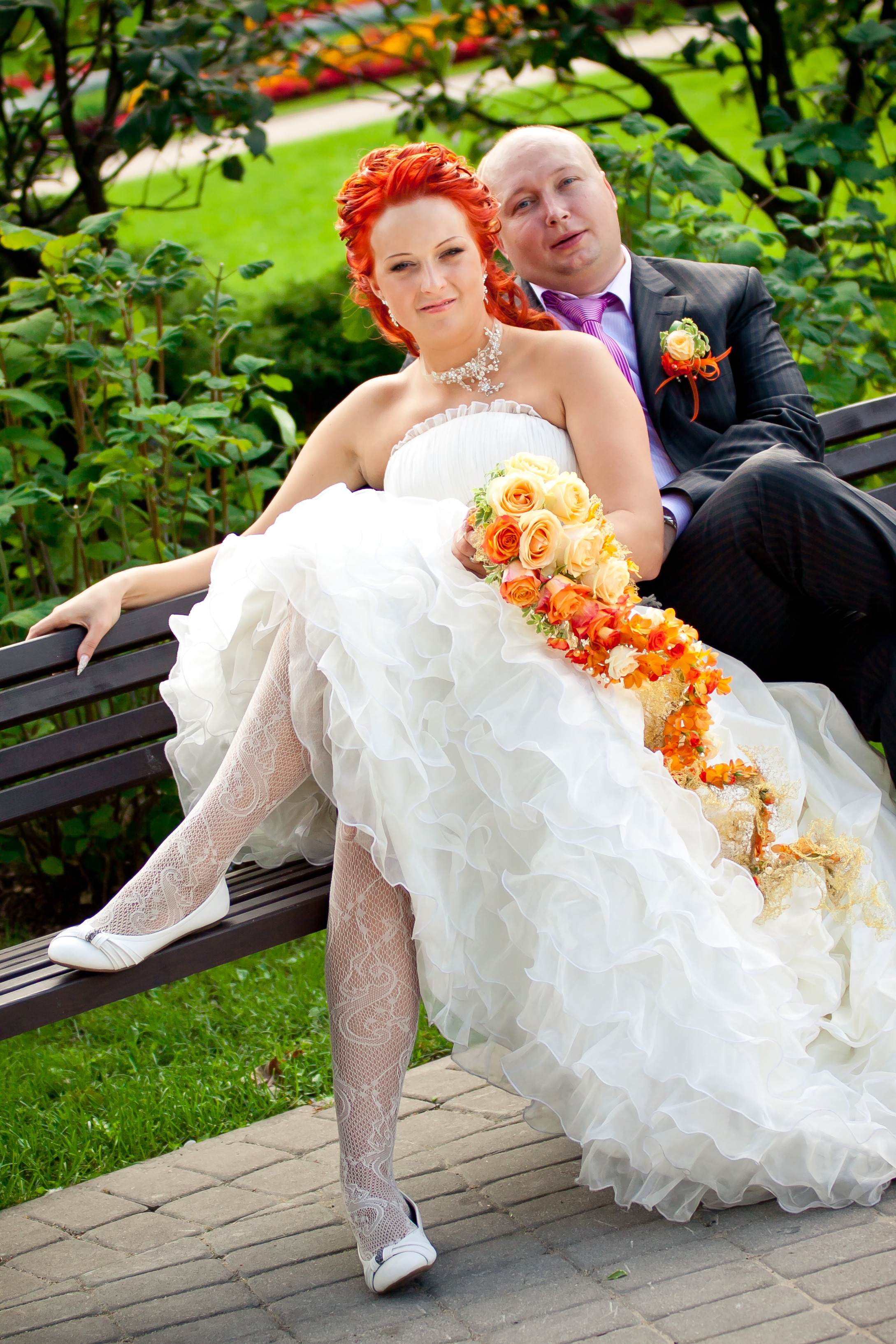 Авторский букет невесты из  оранжевой орхидеи ванда, оранжевых роз на каркасе из проволки и вязанных крючком воланов из золотистой проволоки. Оранжевая свадьба.Яркая свадьба. Солнечная свадьба.  Свадебная флористика. Свадебный декор. Свадьба в Латвии. Флорист Ирина Новика