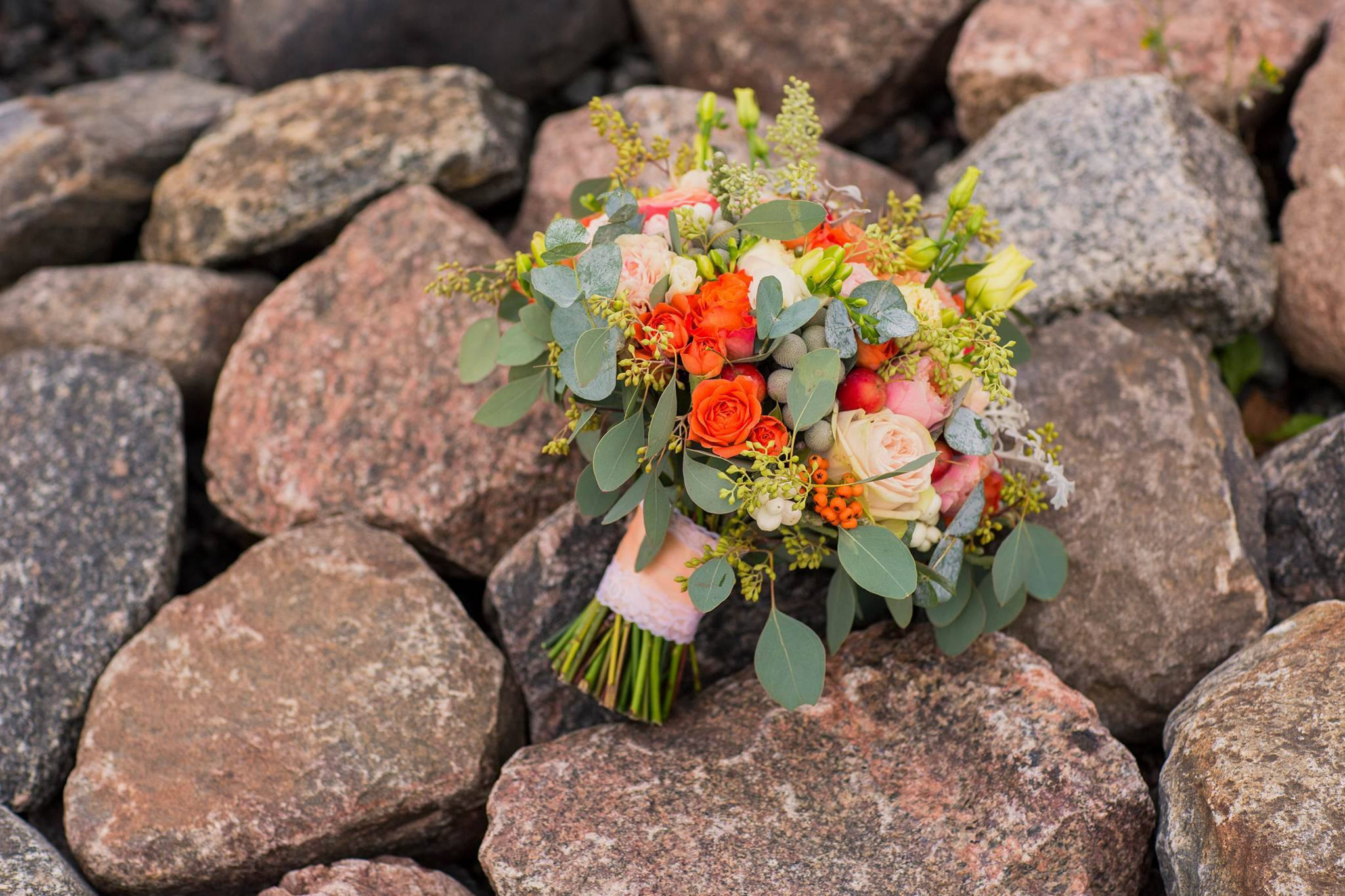 Букет невесты в оранжево-персиковой гамме из роз Джульета, Вувузелла, оранжевых кустовых роз,  эустомы, брунии серебристой, мини яблочек, рябины, и эвкалипта. Свадьба в оранжевом. Свадебная флористика. Свадебный декор. Свадьба в Латвии.