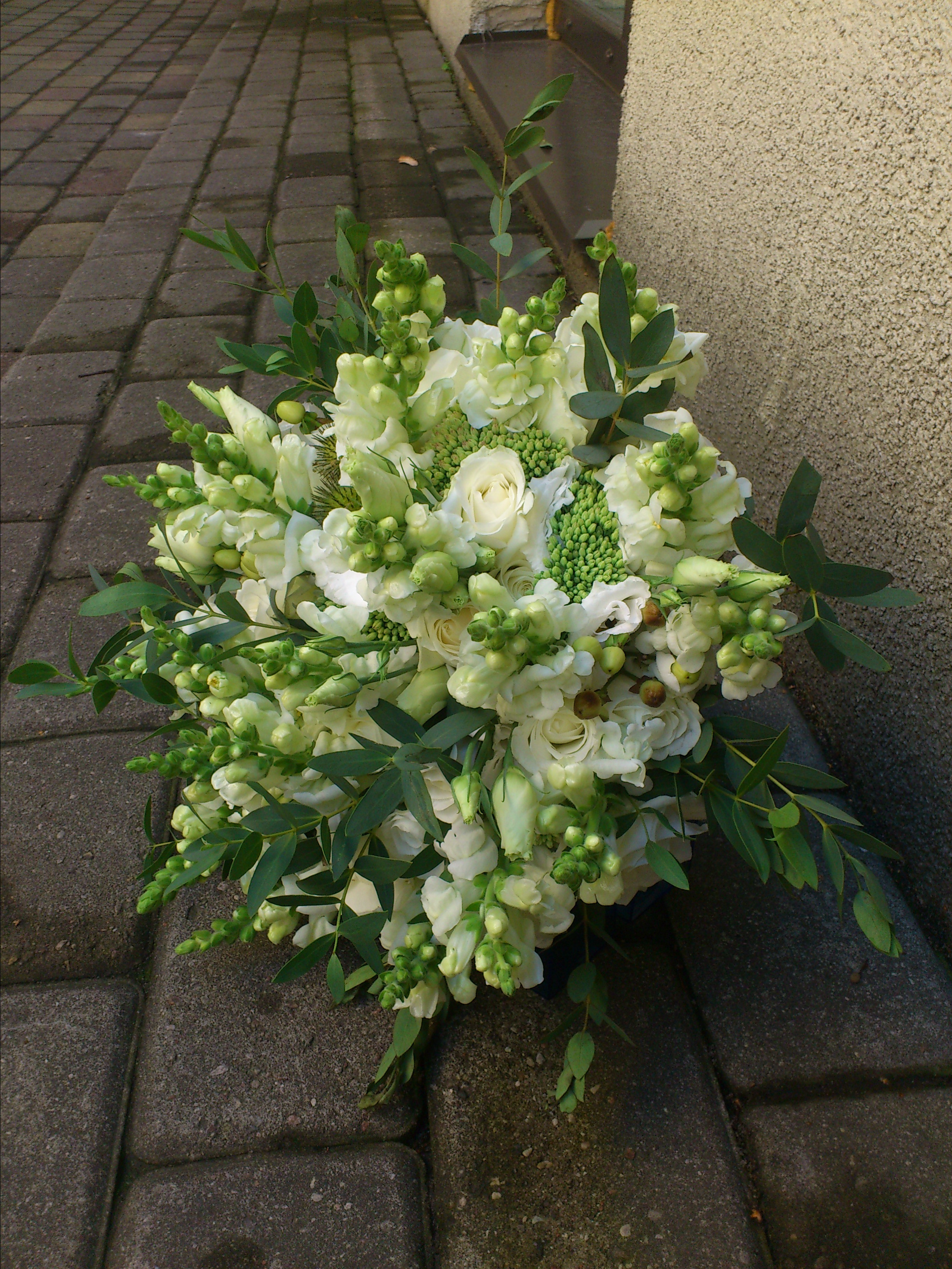 Vasaras līgavas pušķis ar laumūtītem un rozem