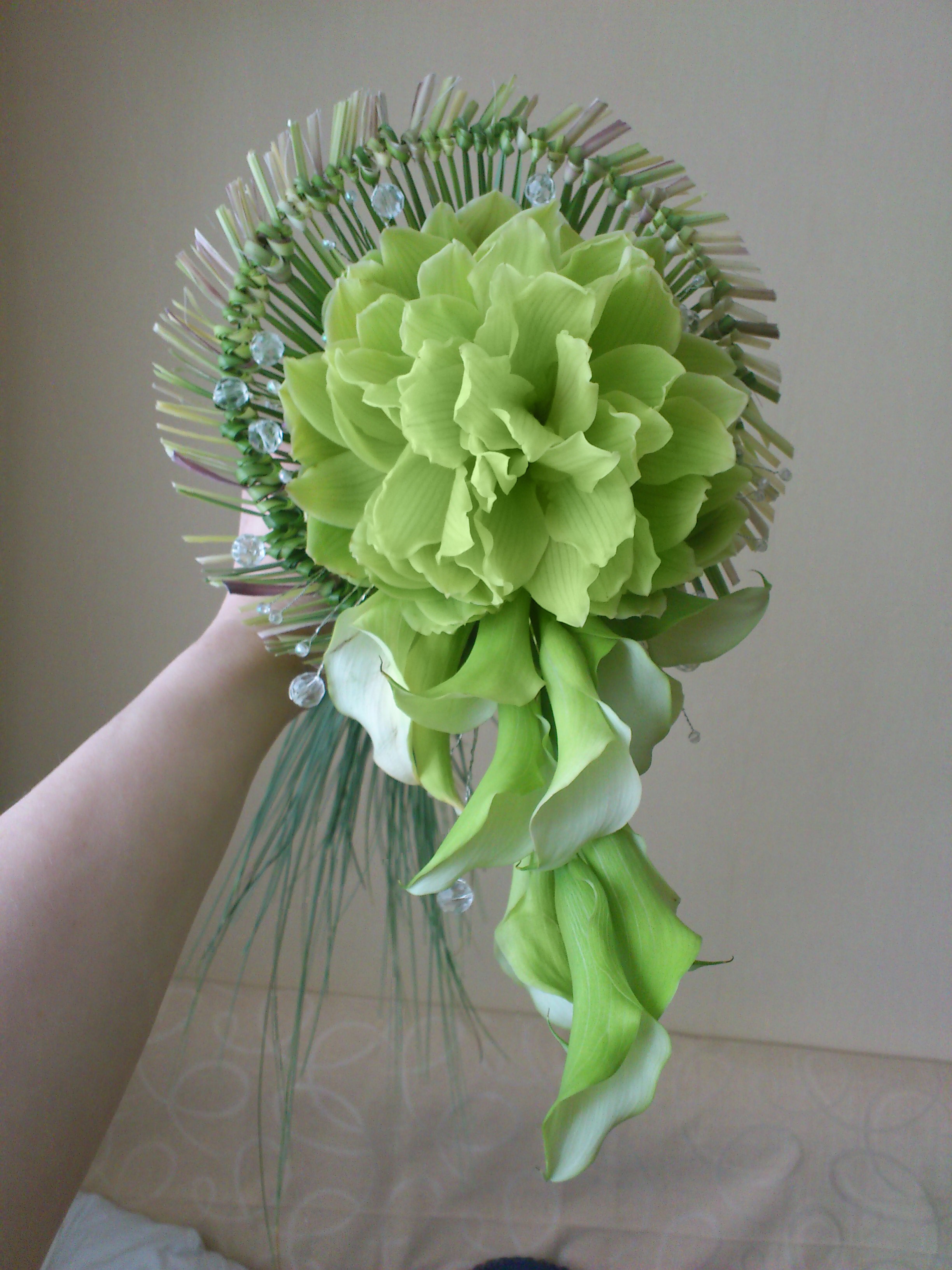 Autora līgavas pušķis, glamelija, gaiši zaļa krāsa ar kallam,  cimbidium orhidejas lapam un beargrassa zaļumiem