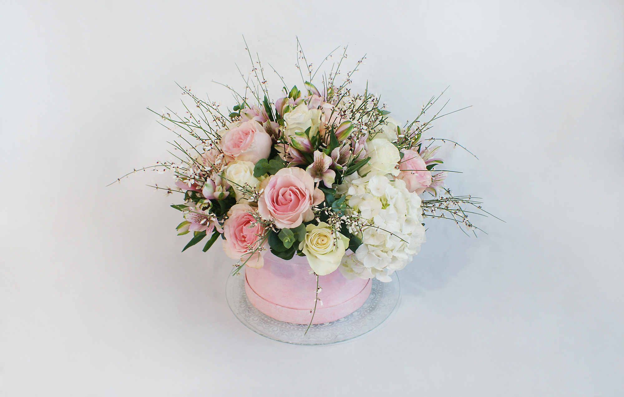 Ziedu pušķi kastē. Event design, decoration, floristry, gift, Irina Novika, Riga, Latvia