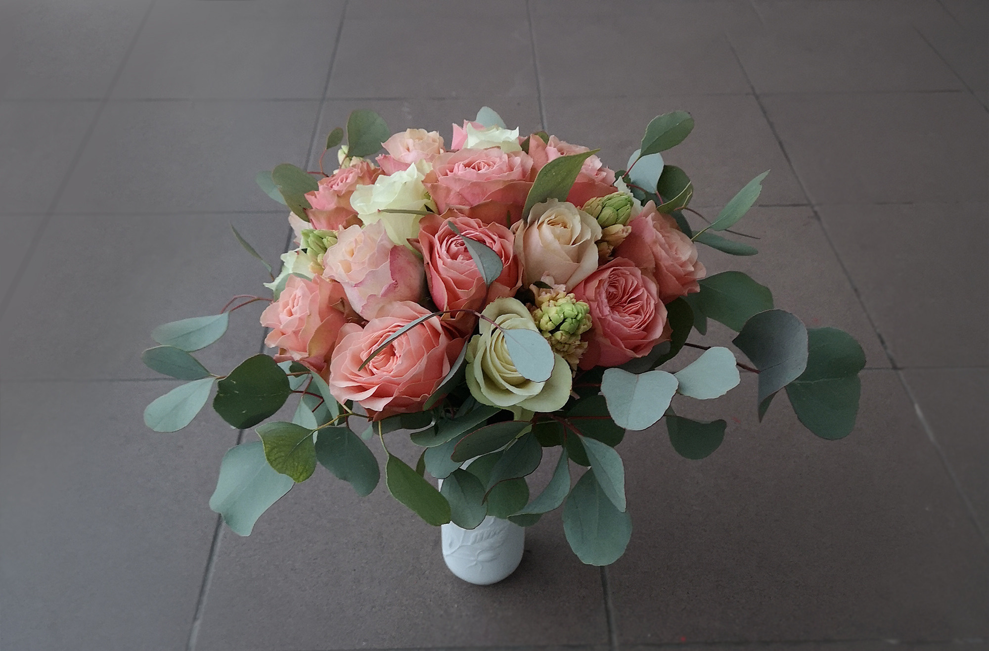 Букет невесты в оранжевой гамме с античной розой Kahala, Victorian Peach, Athena, оранжевыми гиацинтами и эвкалиптом. Свадьба в оранжевом.Свадебная флористика. Свадебный декор. Свадьба в Латвии.