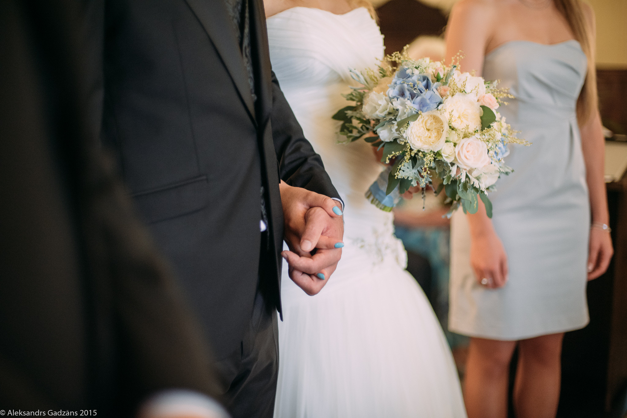 Vasaras līgavas pušķis ar  baltam Davida Austina rozem Patience un gaiši zilam hortenzijam un eikaliptu.