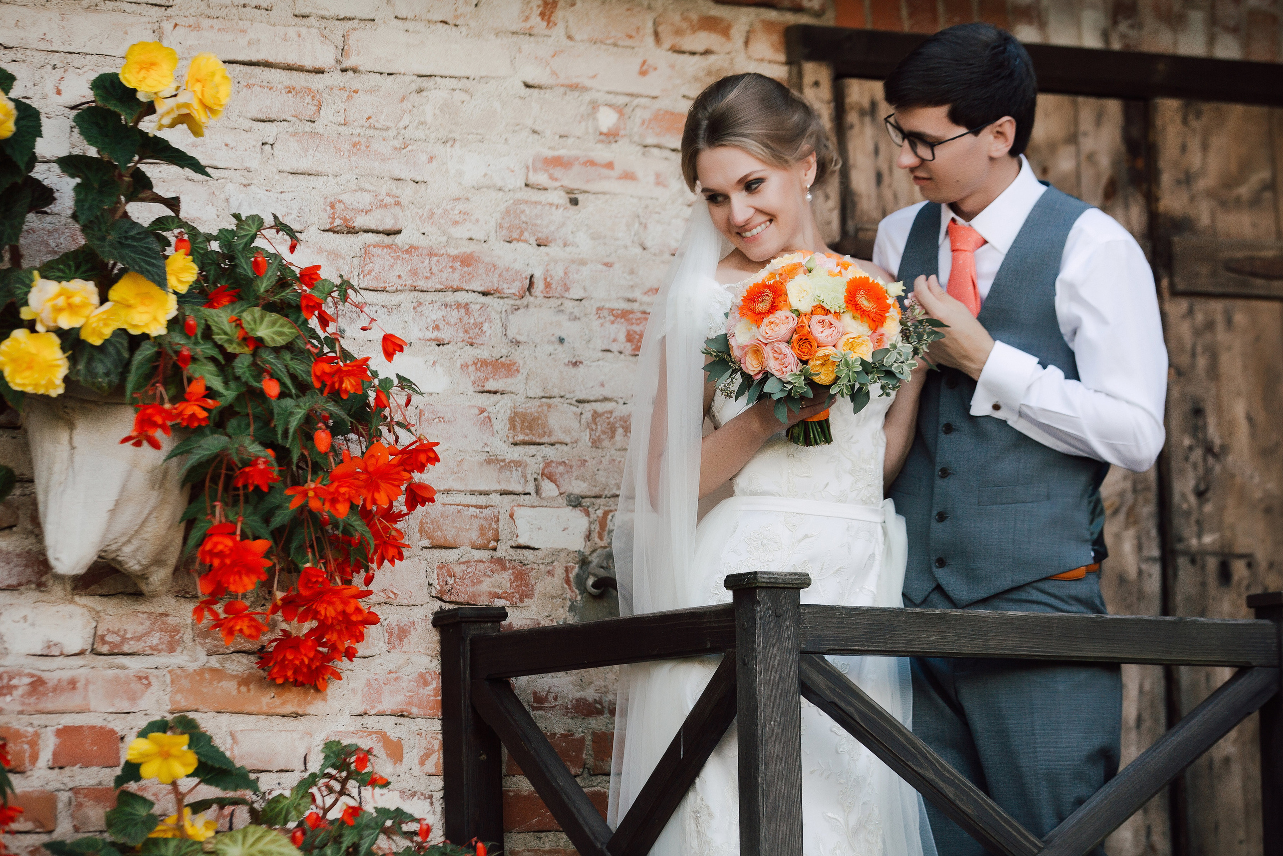 Букет невесты в оранжевой гамме  с желтыми розами Catalina, Vuvuzela, Miss Piggy, персиковыми розами Anzhy, зелеными гвоздиками и зеленой альстромерией, зеленью питтоспорума и эвкалипта. Свадьба в оранжевом. Свадебная флористика. Свадебный декор. Свадьба в Латвии.