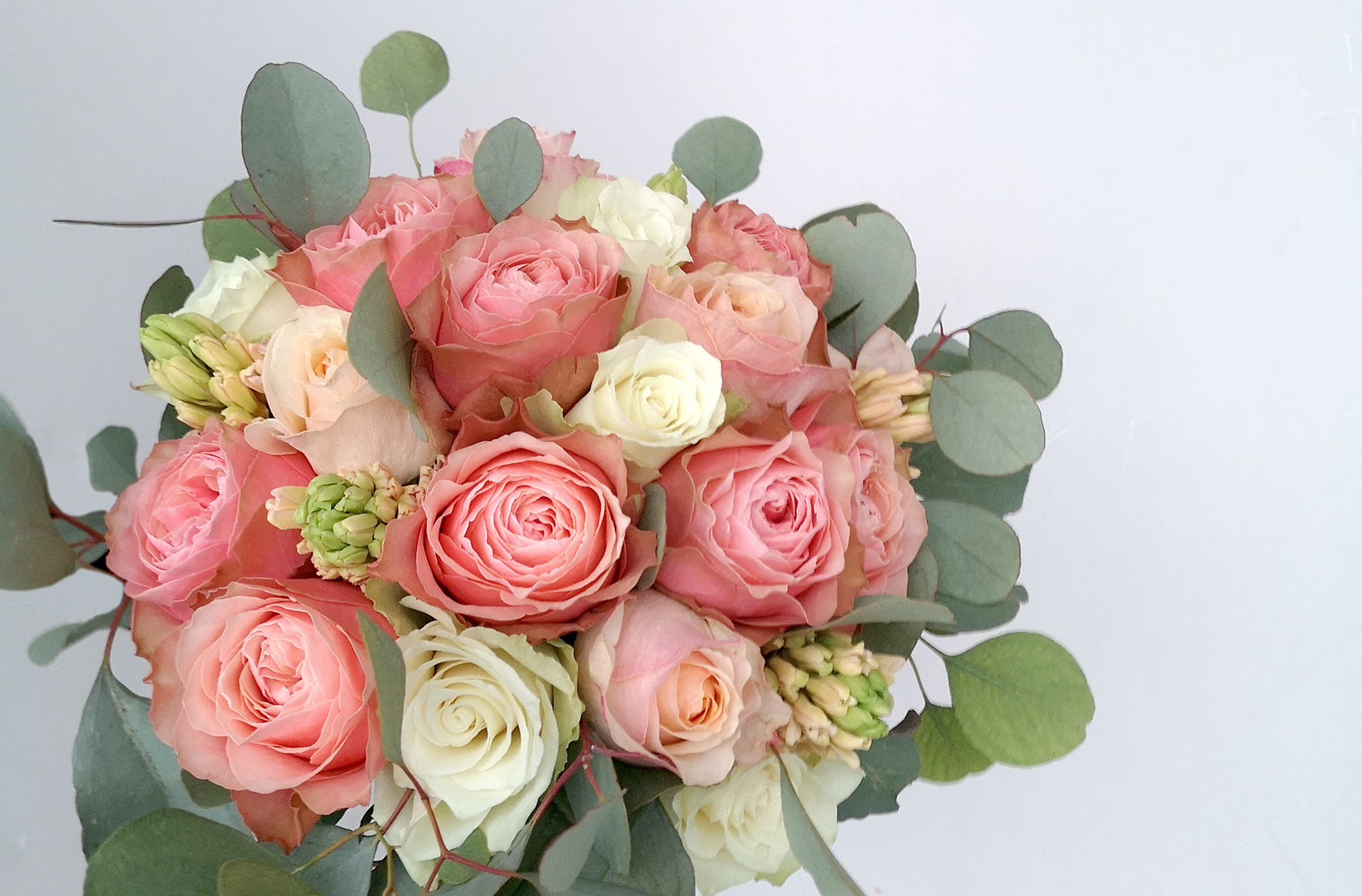 Букет невесты в оранжевой гамме с античной розой Kahala, Victorian Peach, Athena, оранжевыми гиацинтами и эвкалиптом. Свадьба в оранжевом. Свадебная флористика. Свадебный декор. Свадьба в Латвии.