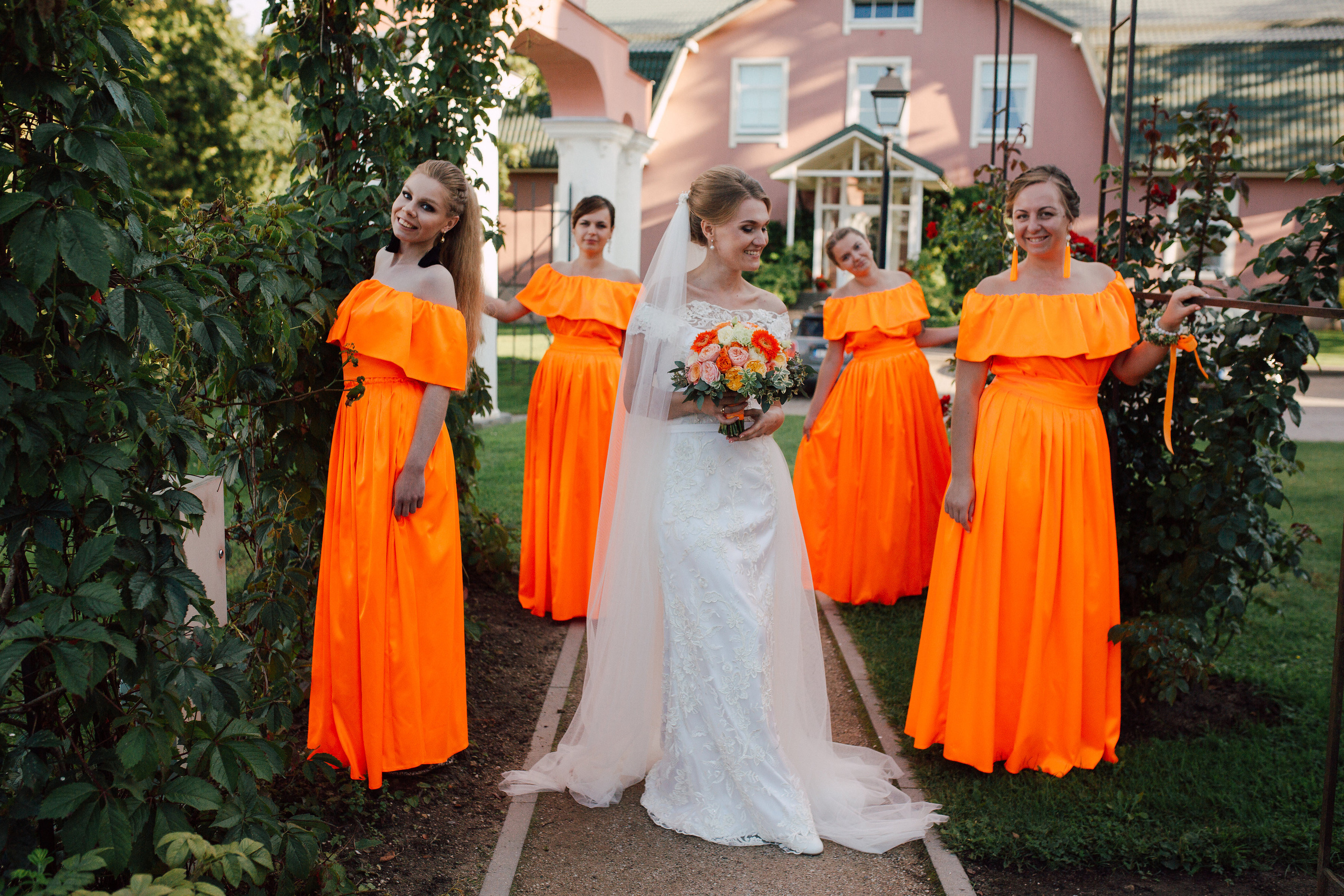 Букет невесты в оранжевой гамме  с желтыми розами Catalina, Vuvuzela, Miss Piggy, персиковыми розами Romantica , зелеными гвоздиками и зеленой альстромерией, зеленью питтоспорума и эвкалипта. Свадьба в оранжевом. Свадебная флористика. Свадебный декор. Свадьба в Латвии.