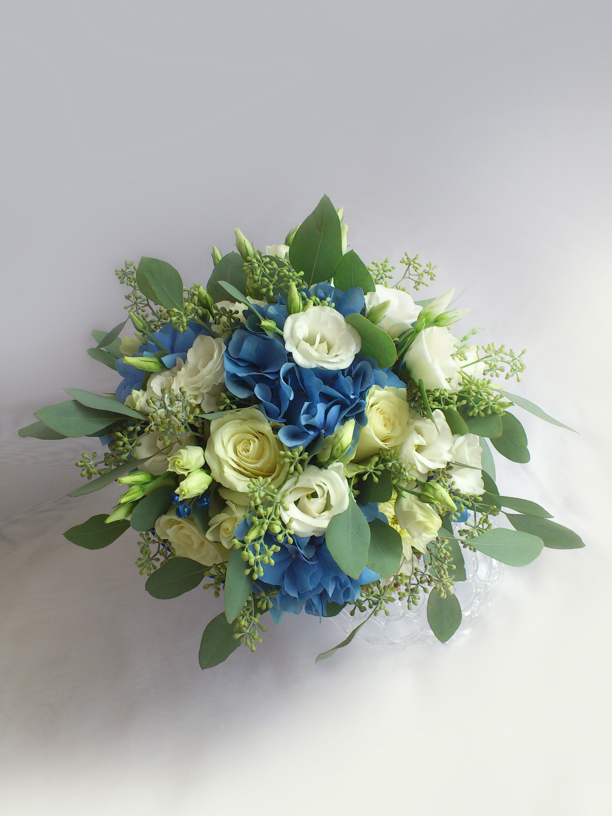 Līgavas pušķis balti zils ar lizantem, rozem hortenzijam un eikaliptu