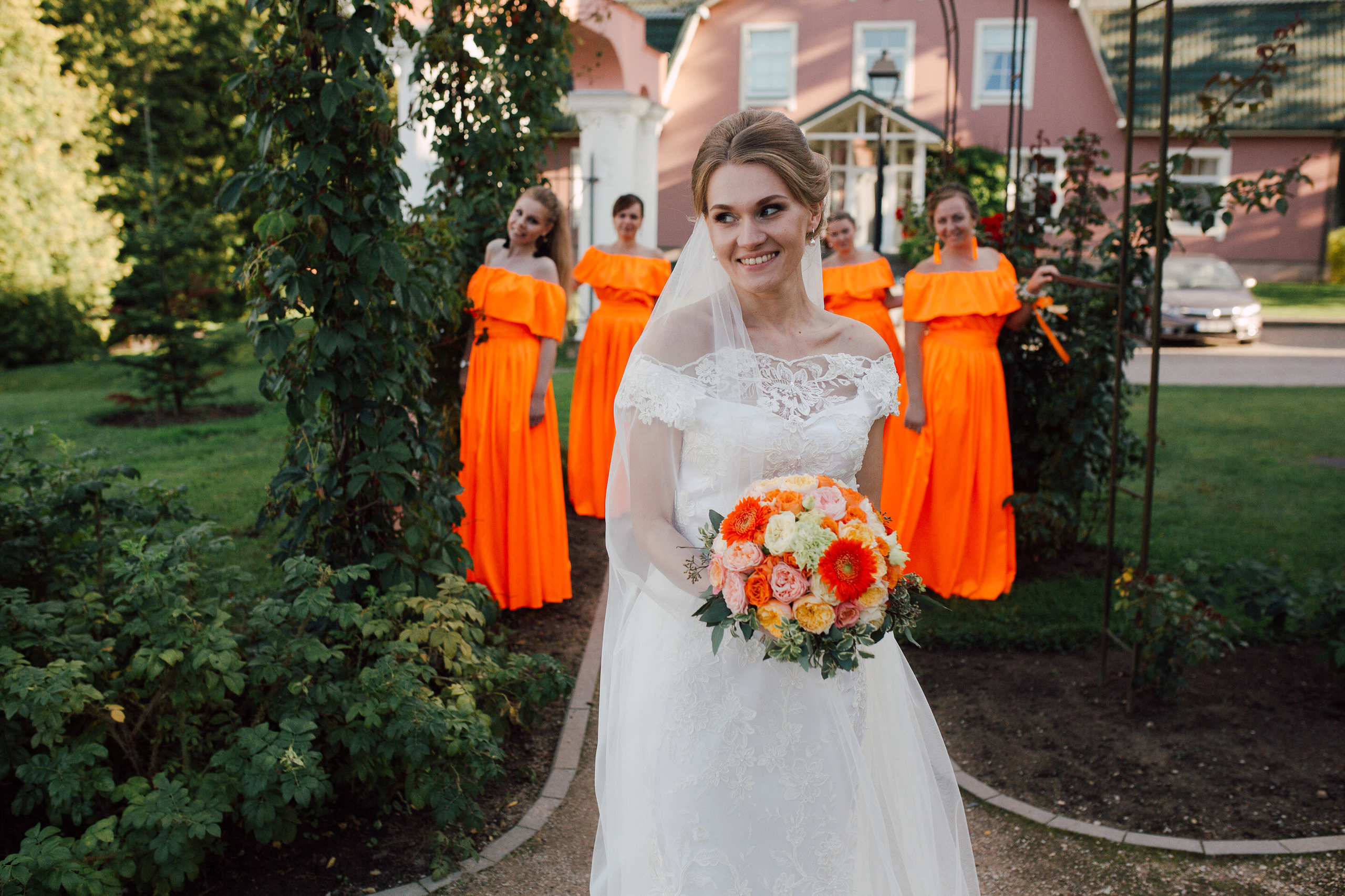 Букет невесты в оранжевой гамме  с желтыми розами Catalina, Vuvuzela, Miss Piggy, персиковыми розами Romantica , зелеными гвоздиками и зеленой альстромерией, зеленью питтоспорума и эвкалипта. Свадьба в оранжевом. Свадебная флористика. Свадебный декор. Свадьба в Латвии.