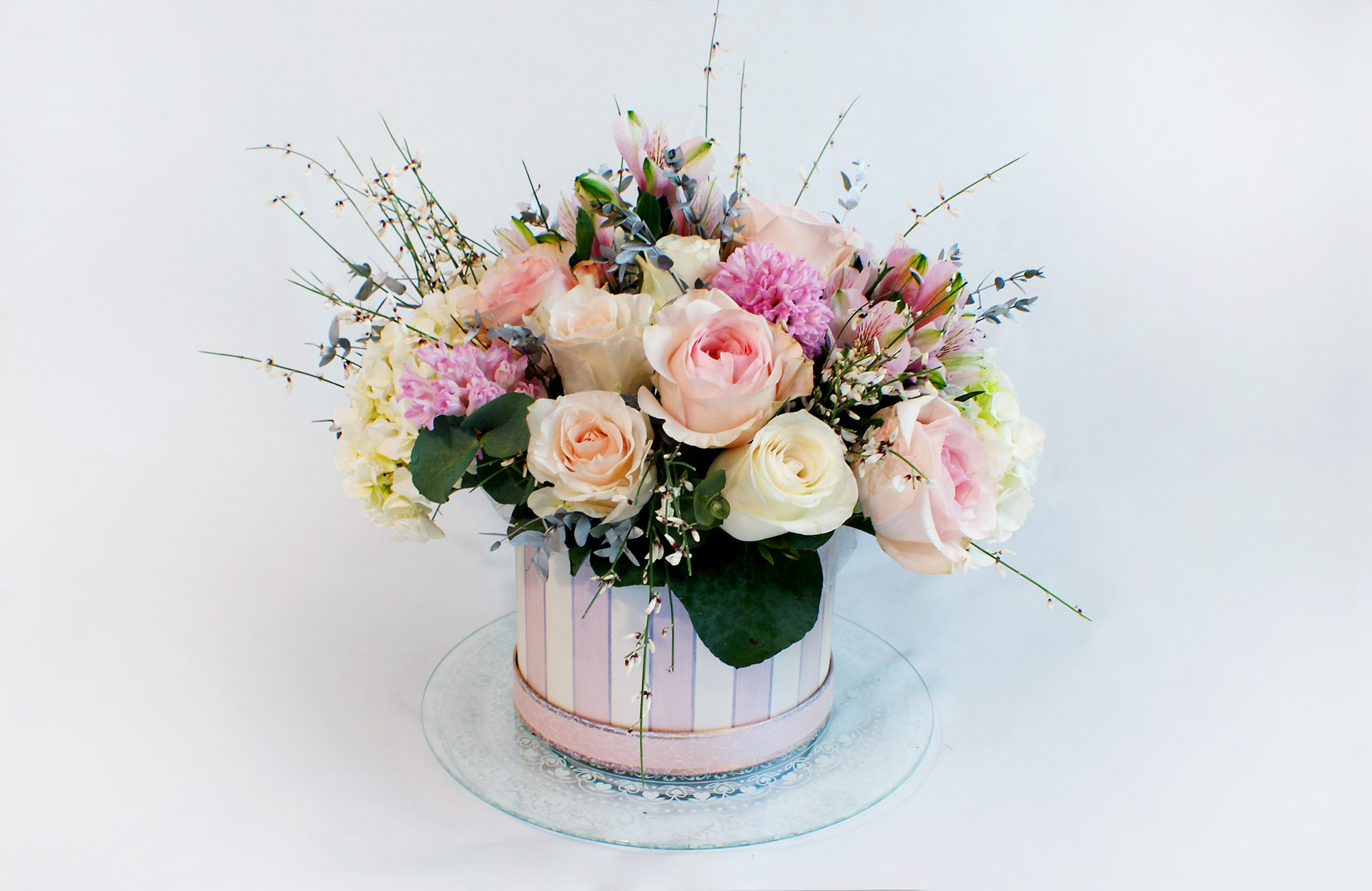 Ziedu pušķi kastē. Event design, decoration, floristry, gift, Irina Novika, Riga, Latvia