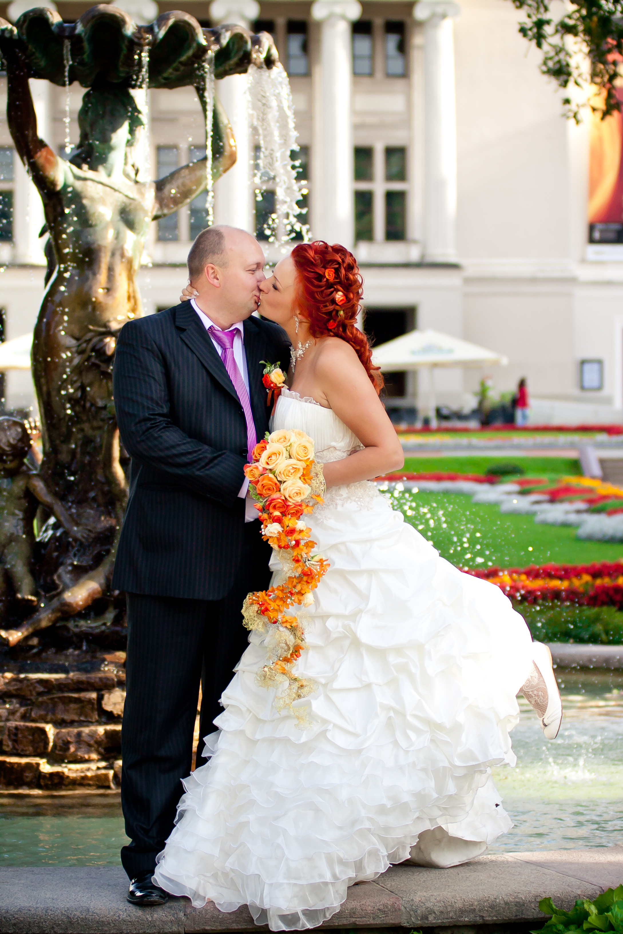 Авторский букет невесты из  оранжевой орхидеи ванда, оранжевых роз на каркасе из проволки и вязанных крючком воланов из золотистой проволоки. Оранжевая свадьба.Яркая свадьба. Солнечная свадьба.  Свадебная флористика. Свадебный декор. Свадьба в Латвии. Флорист Ирина Новика