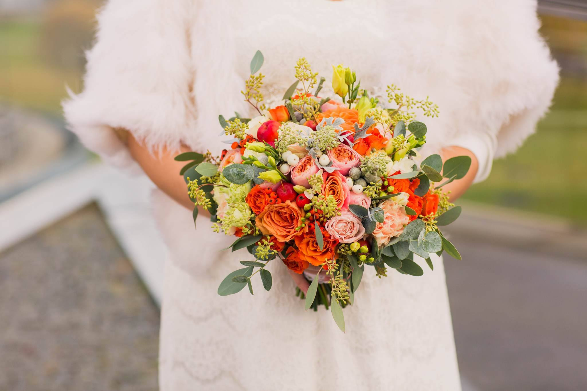 Букет невесты в оранжево-персиковой гамме из роз Джульета, Вувузелла, оранжевых кустовых роз,  эустомы, брунии серебристой, мини яблочек, рябины, и эвкалипта. Свадьба в оранжевом. Свадебная флористика. Свадебный декор. Свадьба в Латвии.