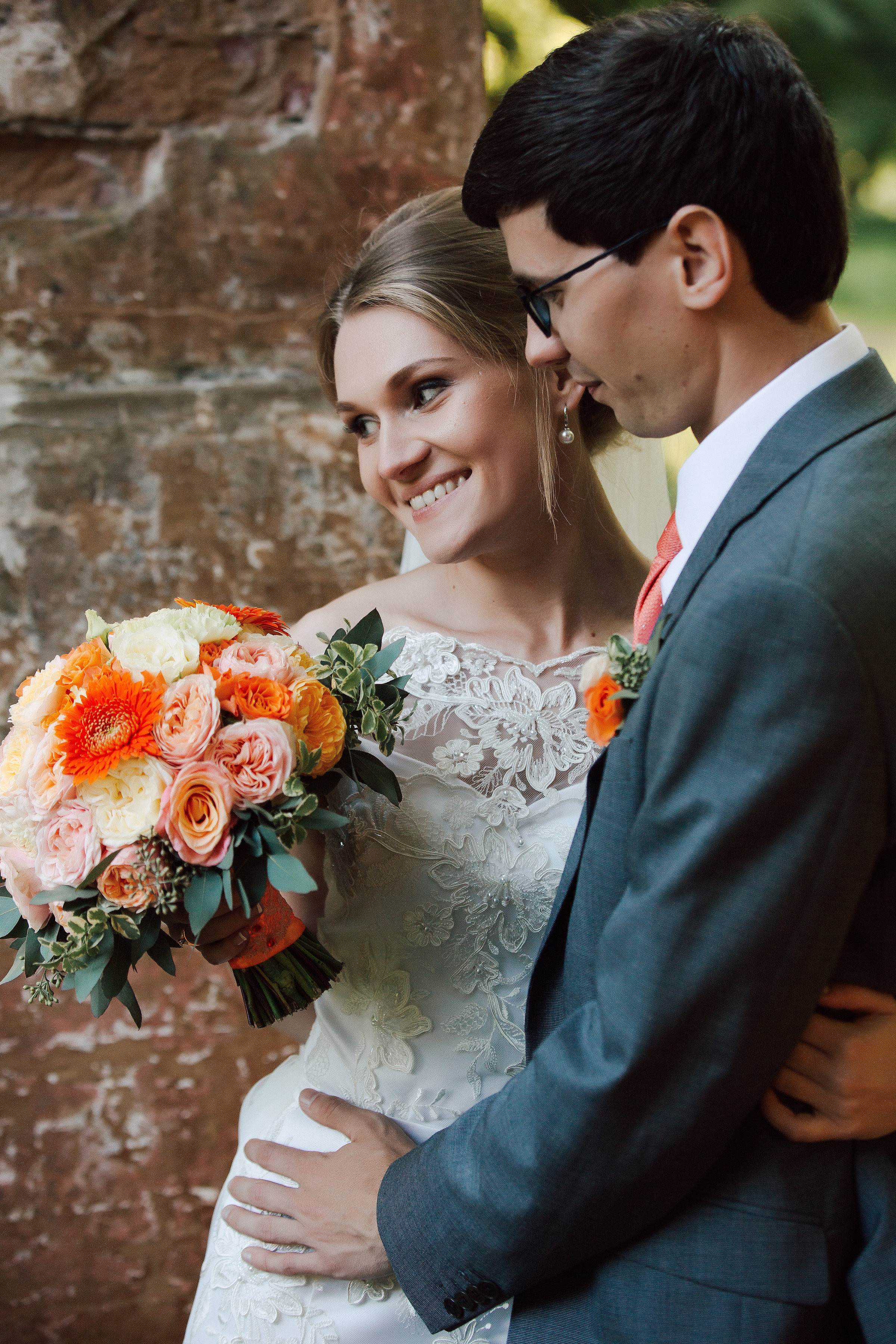 Букет невесты в оранжевой гамме  с желтыми розами Catalina, Vuvuzela, Miss Piggy, персиковыми розами Anzhy, зелеными гвоздиками и зеленой альстромерией, зеленью питтоспорума и эвкалипта. Свадьба в оранжевом. Свадебная флористика. Свадебный декор. Свадьба в Латвии.