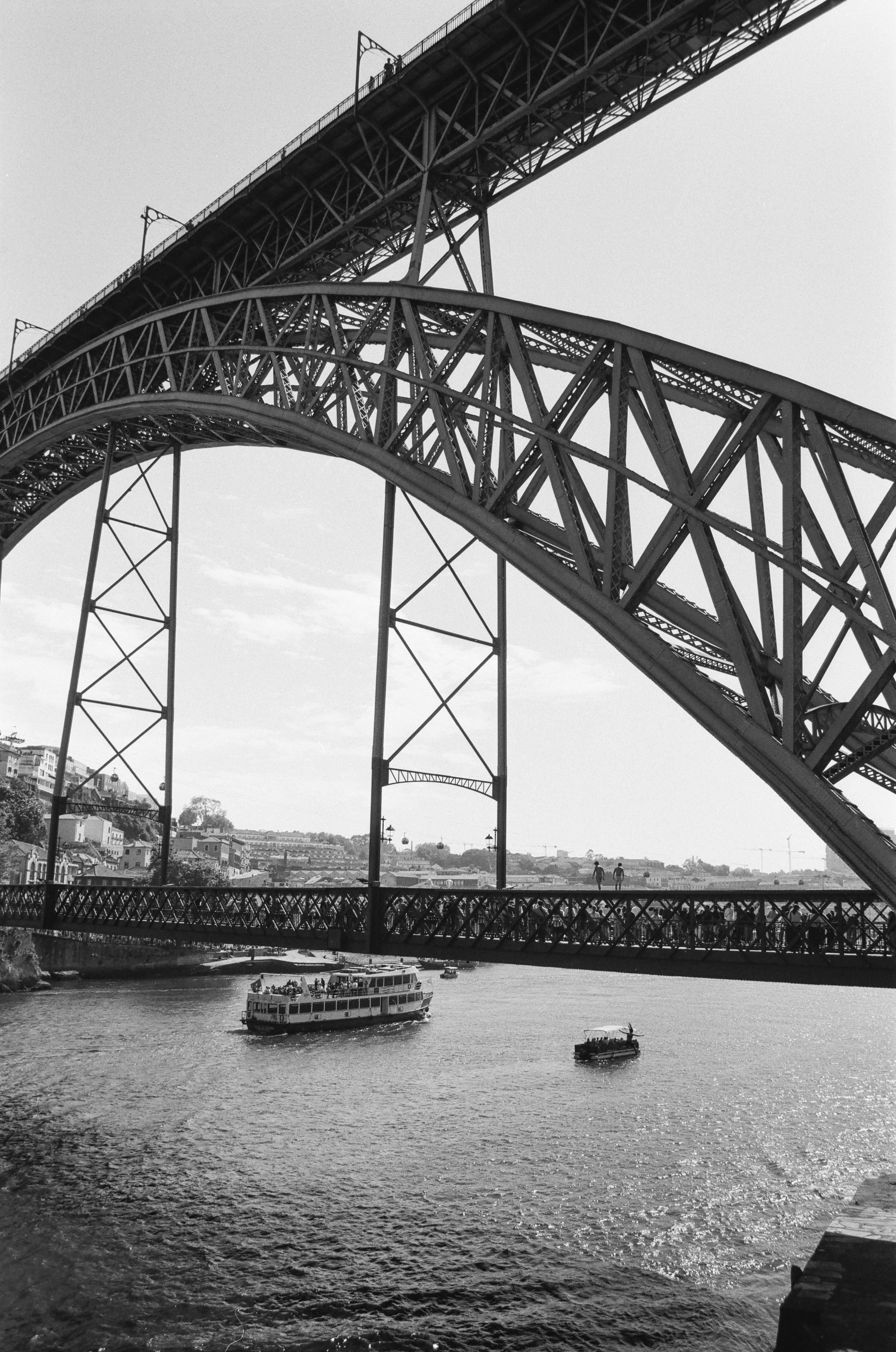 Brücke Ponte Dom Luís I mit Blick auf den Fluss Douro und Boote