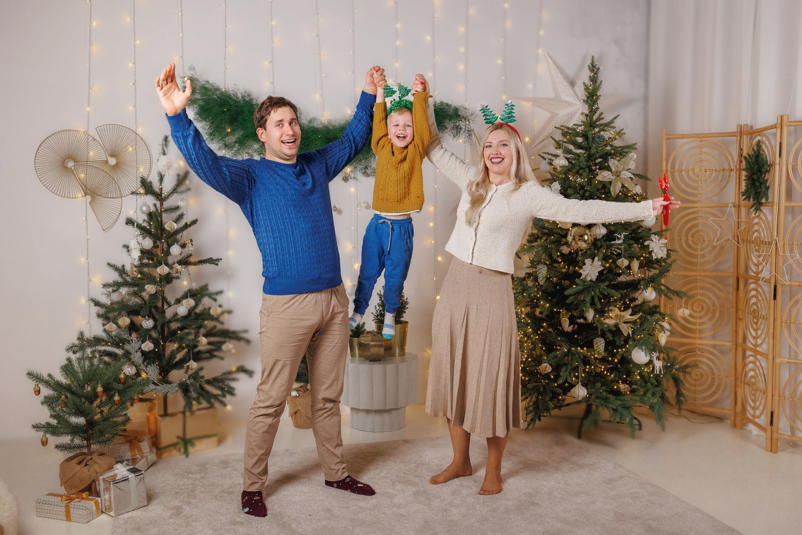 Christmas photo shoot for a large family. Family photographer in Vilnuis Svetlana Naumova